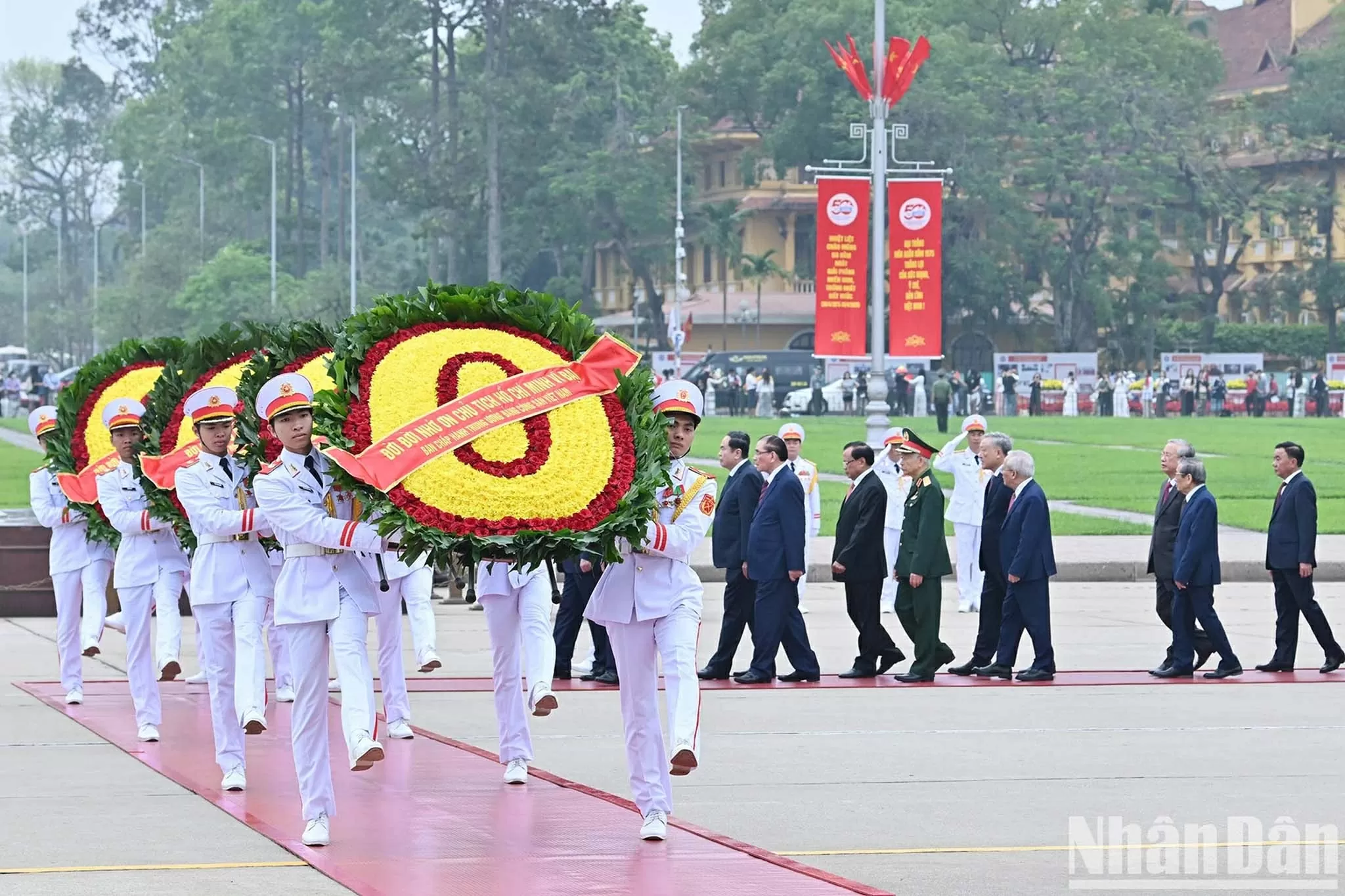 Vòng hoa của Ban Chấp hành Trung ương Đảng Cộng sản Việt Nam mang dòng chữ “Đời đời nhớ ơn Chủ tịch Hồ Chí Minh vĩ đại”. (Nguồn: Báo Nhân dân)