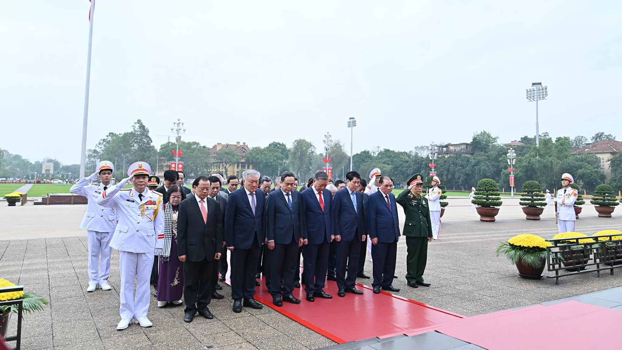 Các đồng chí lãnh đạo, nguyên lãnh đạo Đảng, Nhà nước thành kính tưởng nhớ công lao to lớn của Chủ tịch Hồ Chí Minh. (Nguồn: Báo Nhân dân)