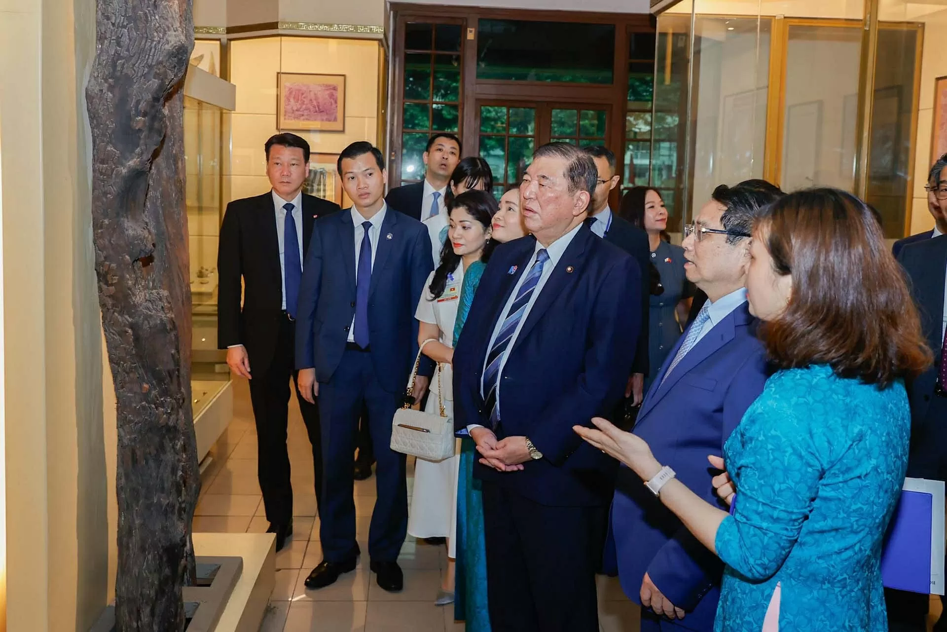 Thủ tướng Việt Nam và Nhật Bản thăm Bảo tàng Lịch sử quốc gia