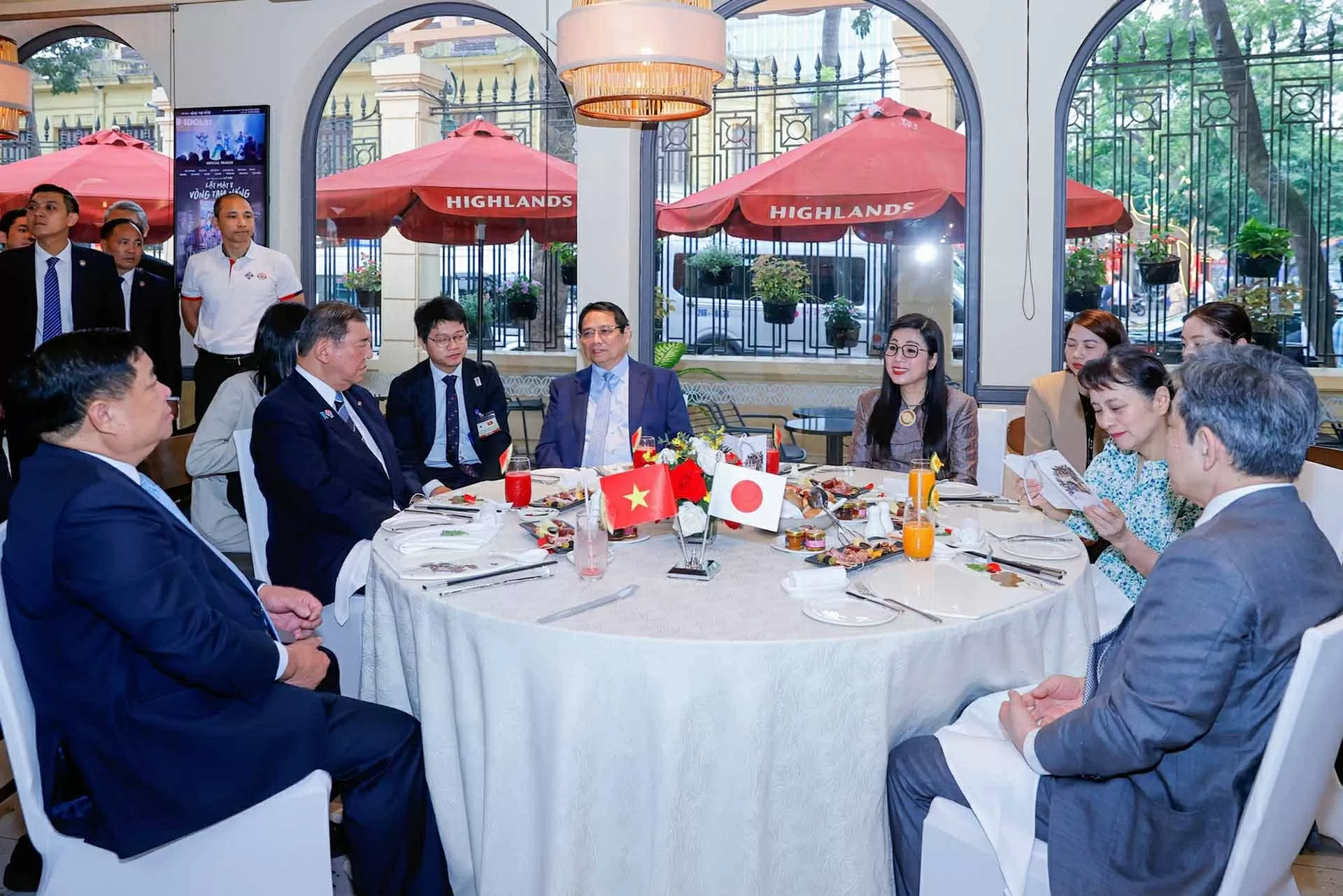 Thủ tướng Phạm Minh Chính và Phu nhân cùng Thủ tướng Nhật Bản Ishiba Shigeru và Phu nhân ăn sáng, thưởng thức hương vị cà phê Việt Nam. (Nguồn: VGP) Thủ tướng Phạm Minh Chính và Phu nhân cùng Thủ tướng Nhật Bản Ishiba Shigeru và Phu nhân ăn sáng, thưởng thức hương vị cà phê Việt Nam. (Nguồn: VGP)