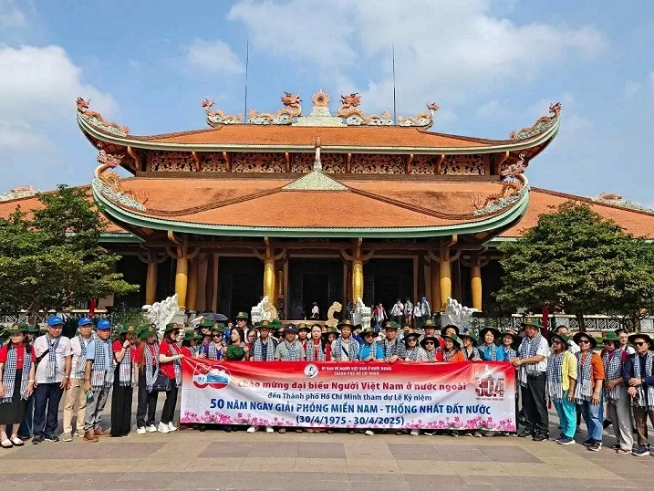 Kiều bào thăm và tặng quà tri ân tại huyện Củ Chi