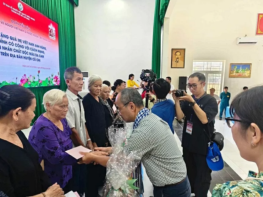 Kiều bào thăm và tặng quà tri ân tại huyện Củ Chi