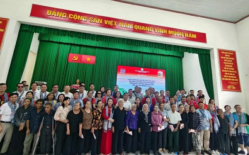 Kiều bào thăm và tặng quà tri ân tại huyện Củ Chi