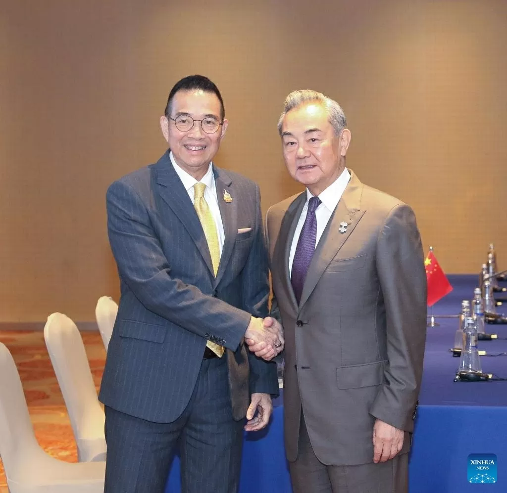 Ngoại trưởng Trung Quốc Vương Nghị gặp người đồng cấp Thái Lan, Maris Sangiampongsa tại Rio de Janeiro, Brazil ngày 28/4/2025. (Nguồn: Tân Hoa xã)