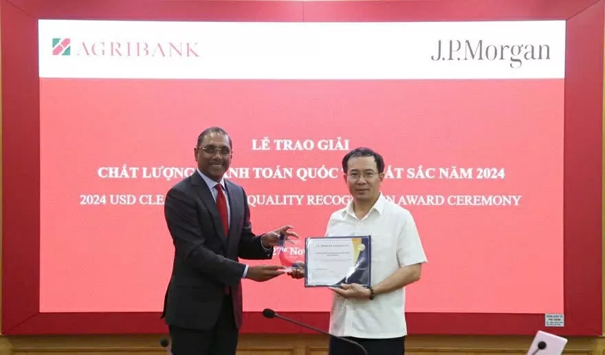 Deputy General Director Doan Ngoc Luu received the award from JPMorgan on behalf of Agribank.