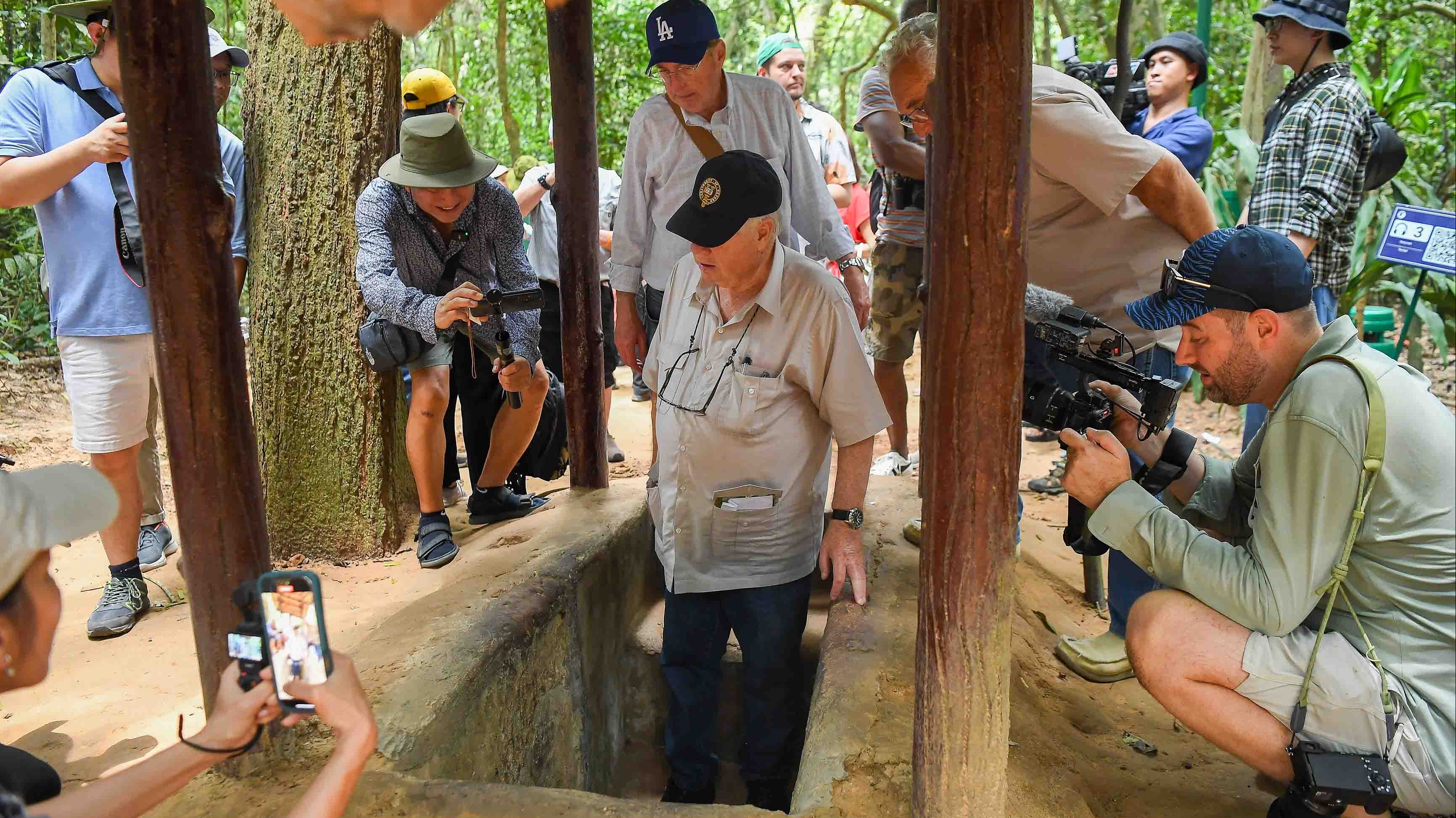 Cựu phóng viên chiến trường tại Việt Nam xuyên địa đạo Củ Chi