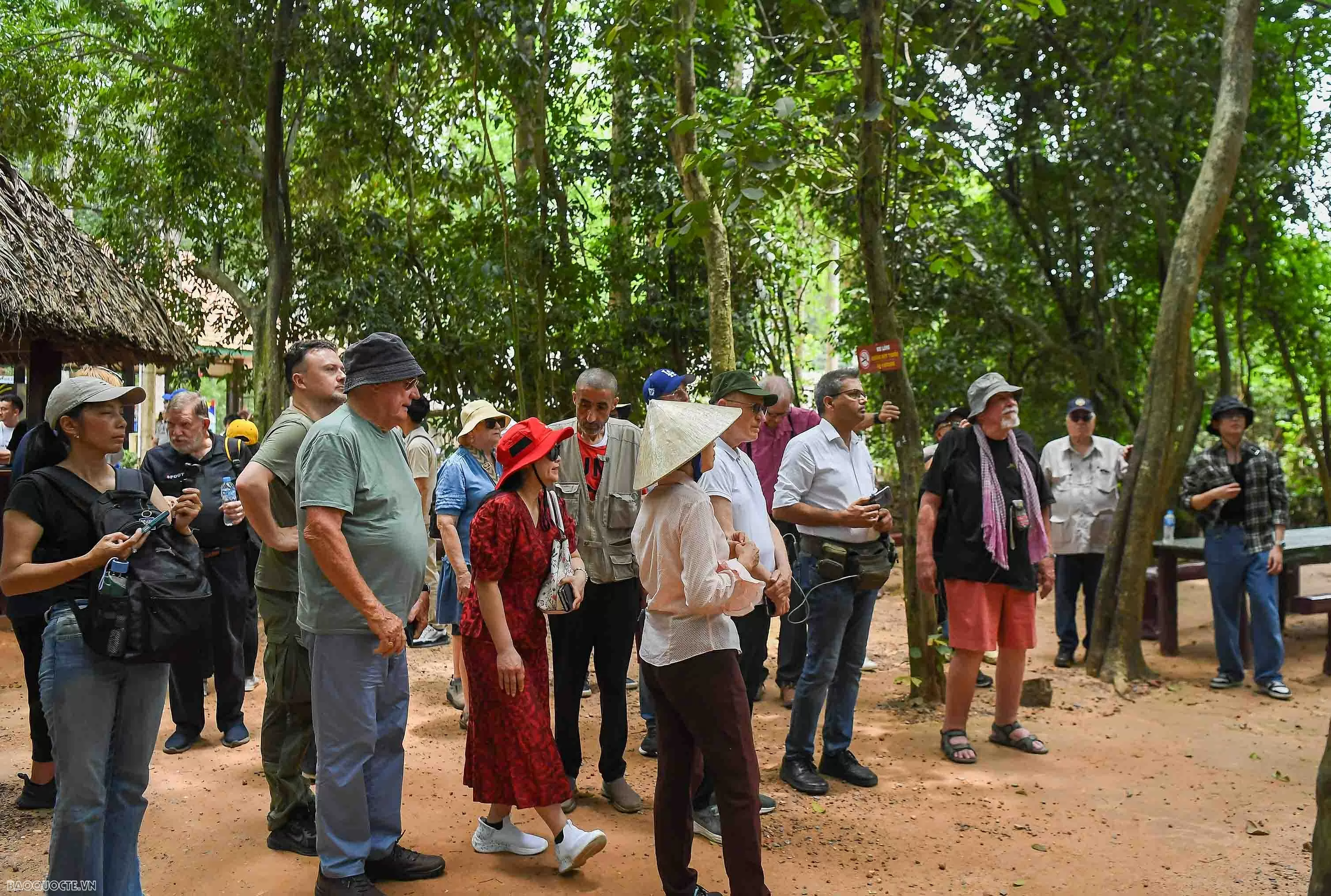 Cựu phóng viên chiến trường tại Việt Nam xuyên địa đạo Củ Chi Cựu phóng viên chiến trường tại Việt Nam xuyên địa đạo Củ Chi