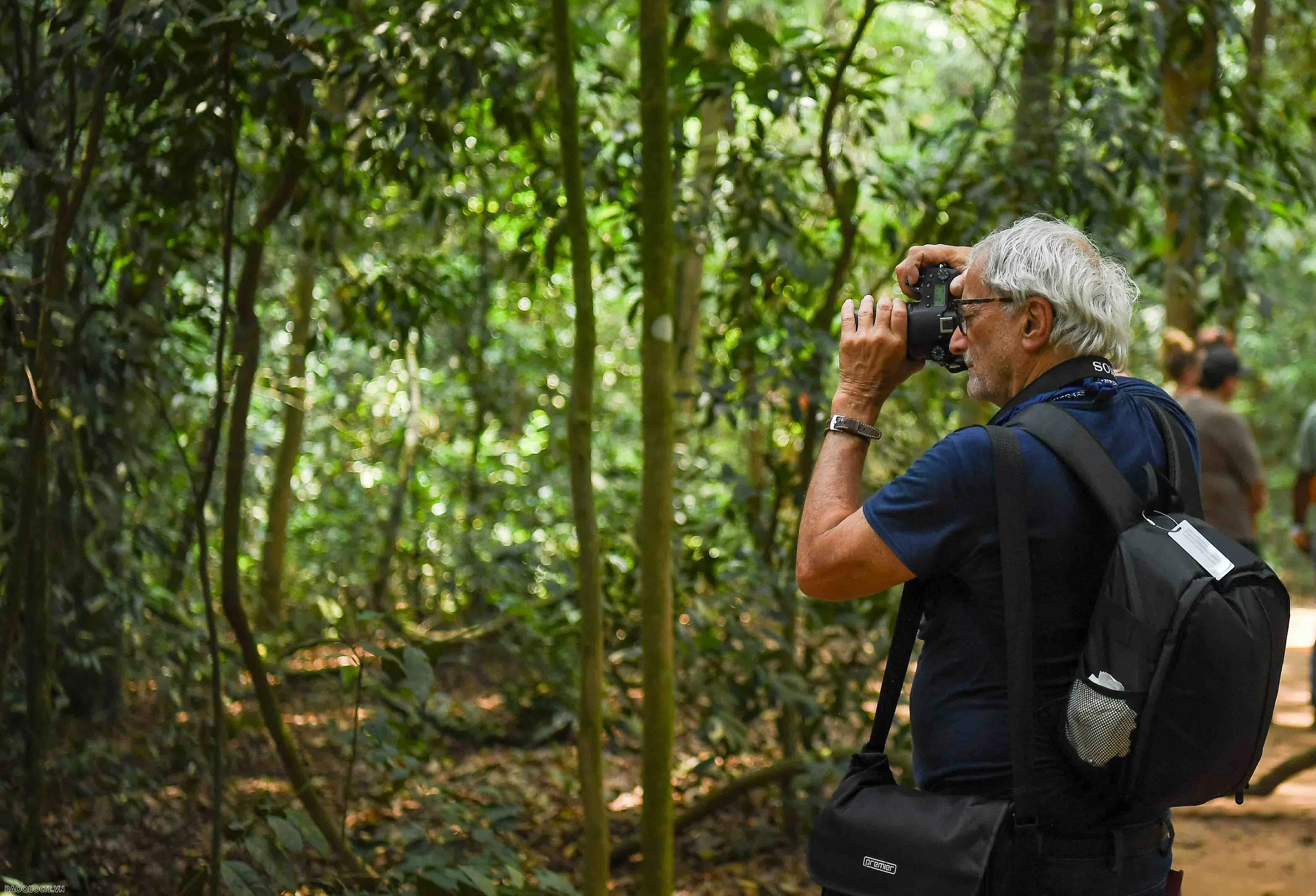 Cựu phóng viên chiến trường tại Việt Nam xuyên địa đạo Củ Chi Cựu phóng viên chiến trường tại Việt Nam xuyên địa đạo Củ Chi