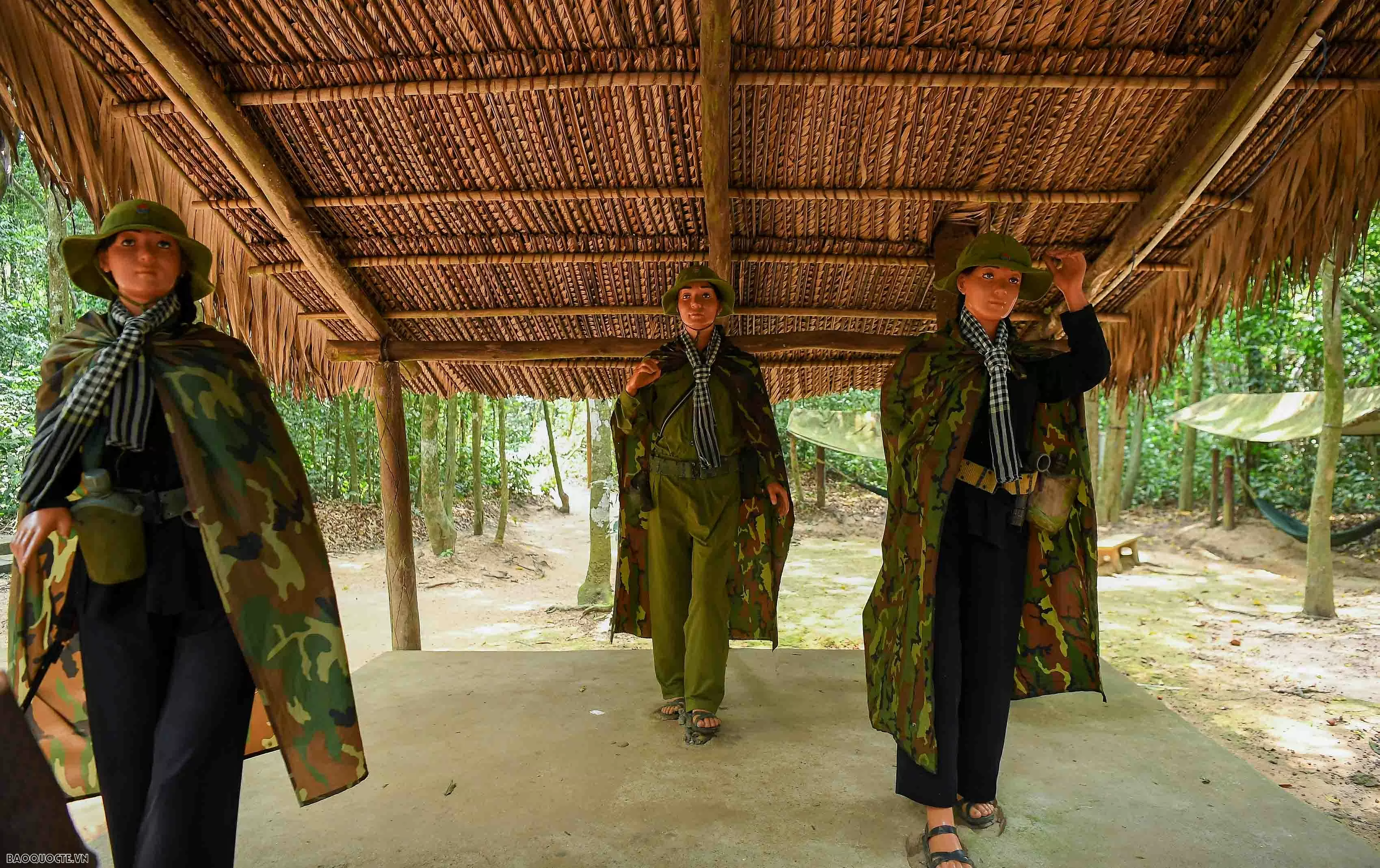 Cựu phóng viên chiến trường tại Việt Nam xuyên địa đạo Củ Chi