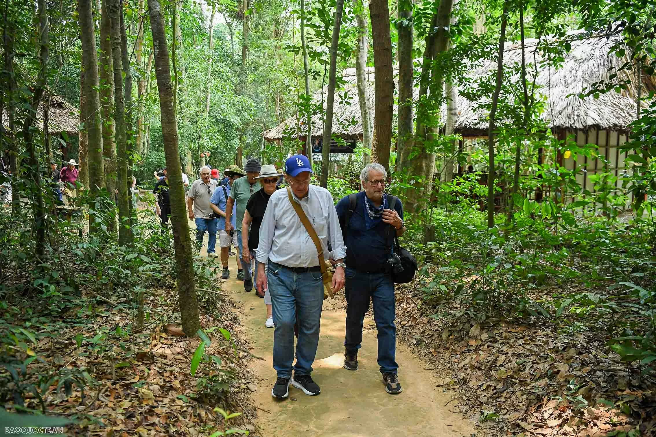 Cựu phóng viên chiến trường tại Việt Nam xuyên địa đạo Củ Chi