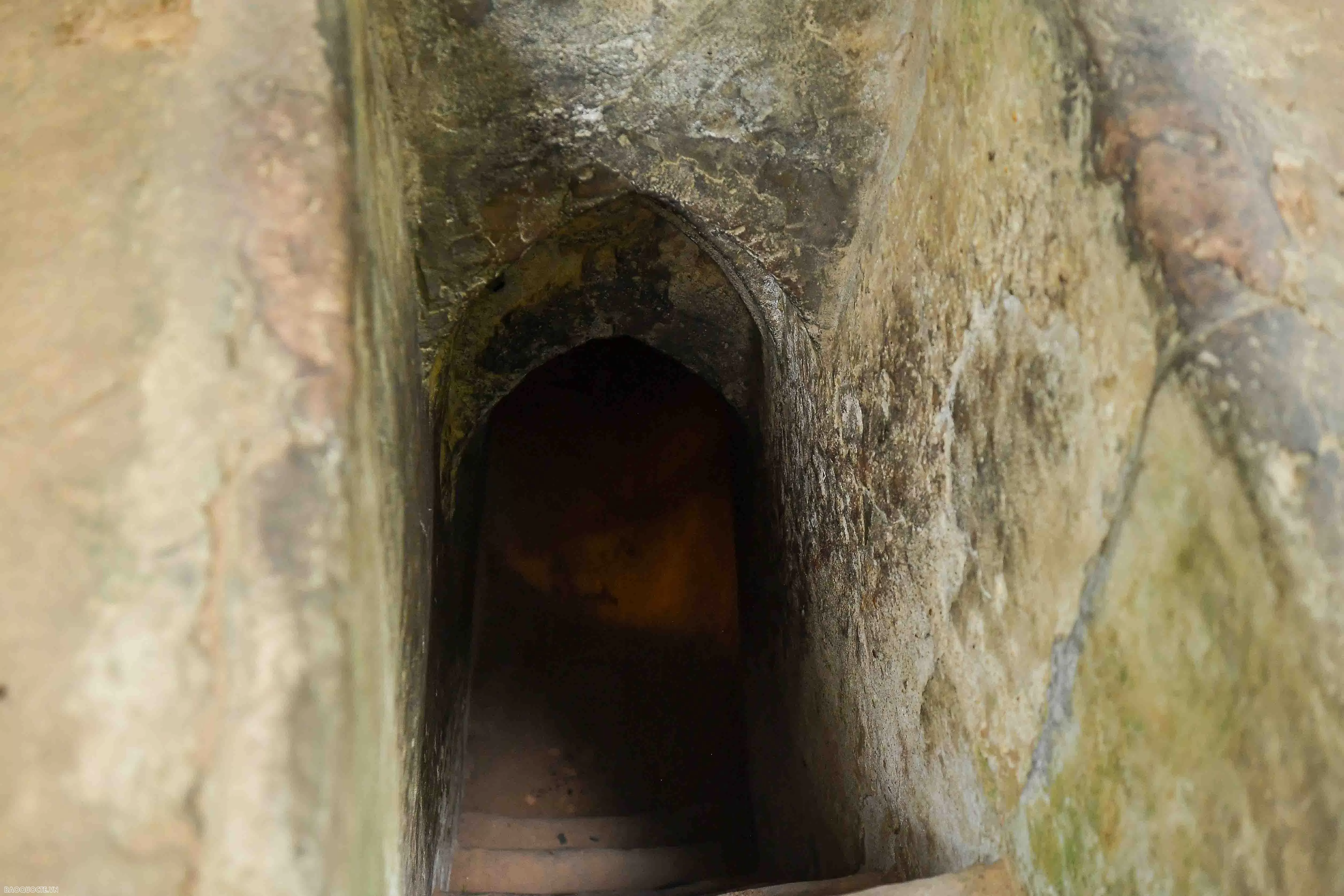 Cựu phóng viên chiến trường tại Việt Nam xuyên địa đạo Củ Chi