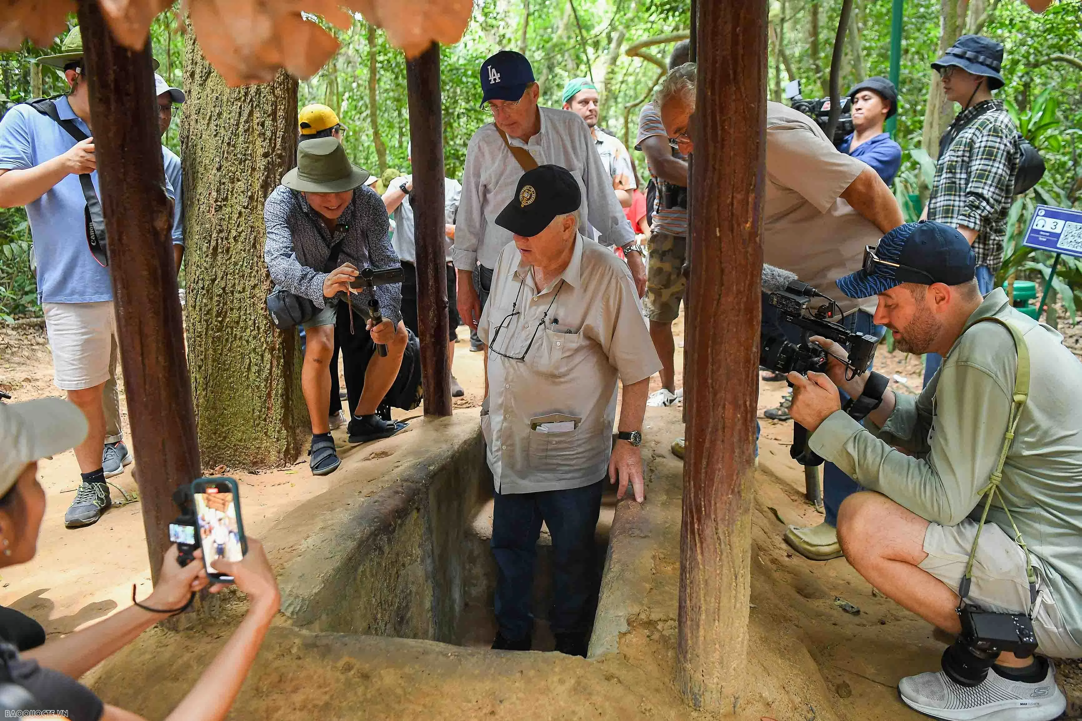 Cựu phóng viên chiến trường tại Việt Nam xuyên địa đạo Củ Chi Cựu phóng viên chiến trường tại Việt Nam xuyên địa đạo Củ Chi