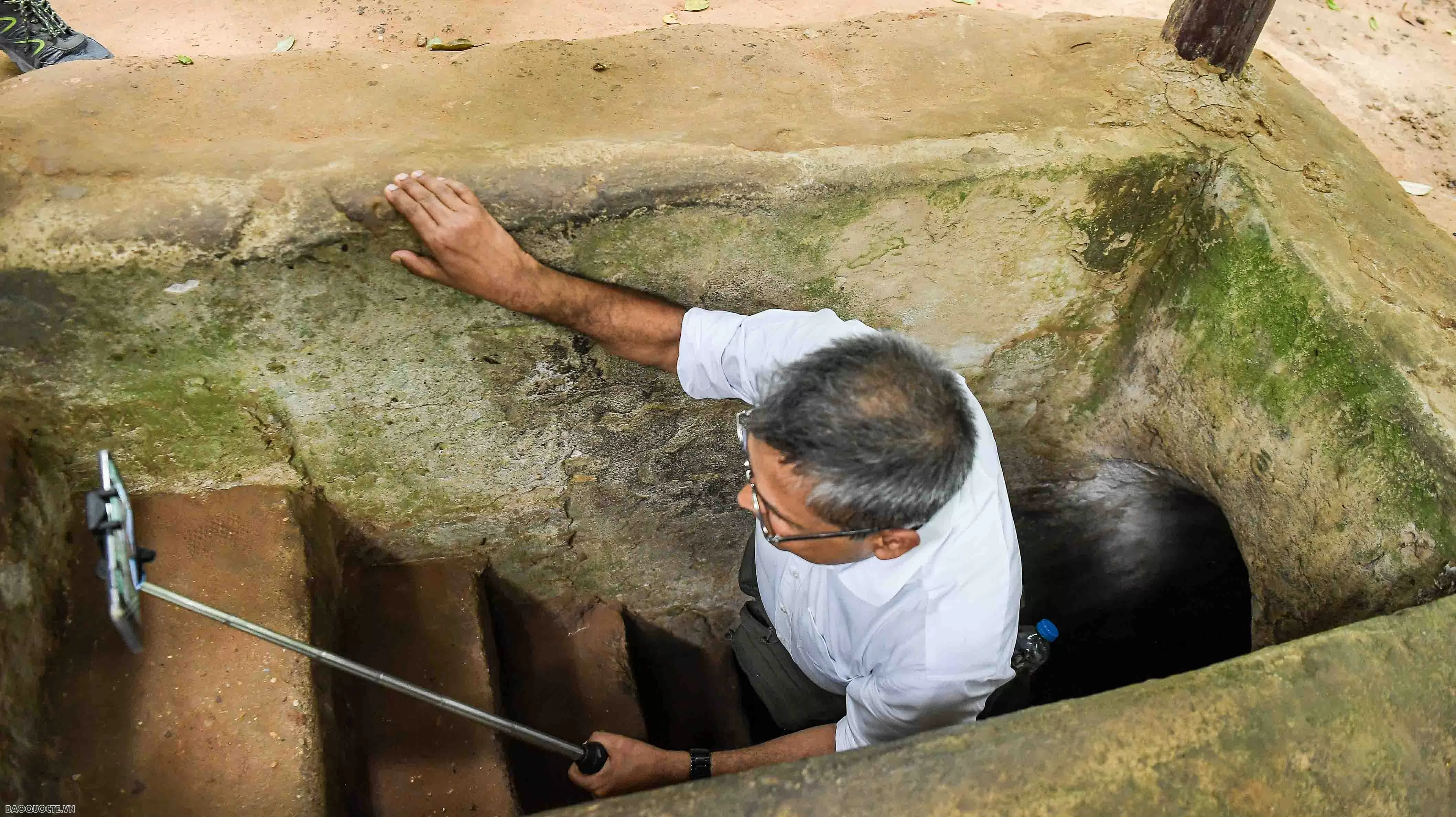 Cựu phóng viên chiến trường tại Việt Nam xuyên địa đạo Củ Chi