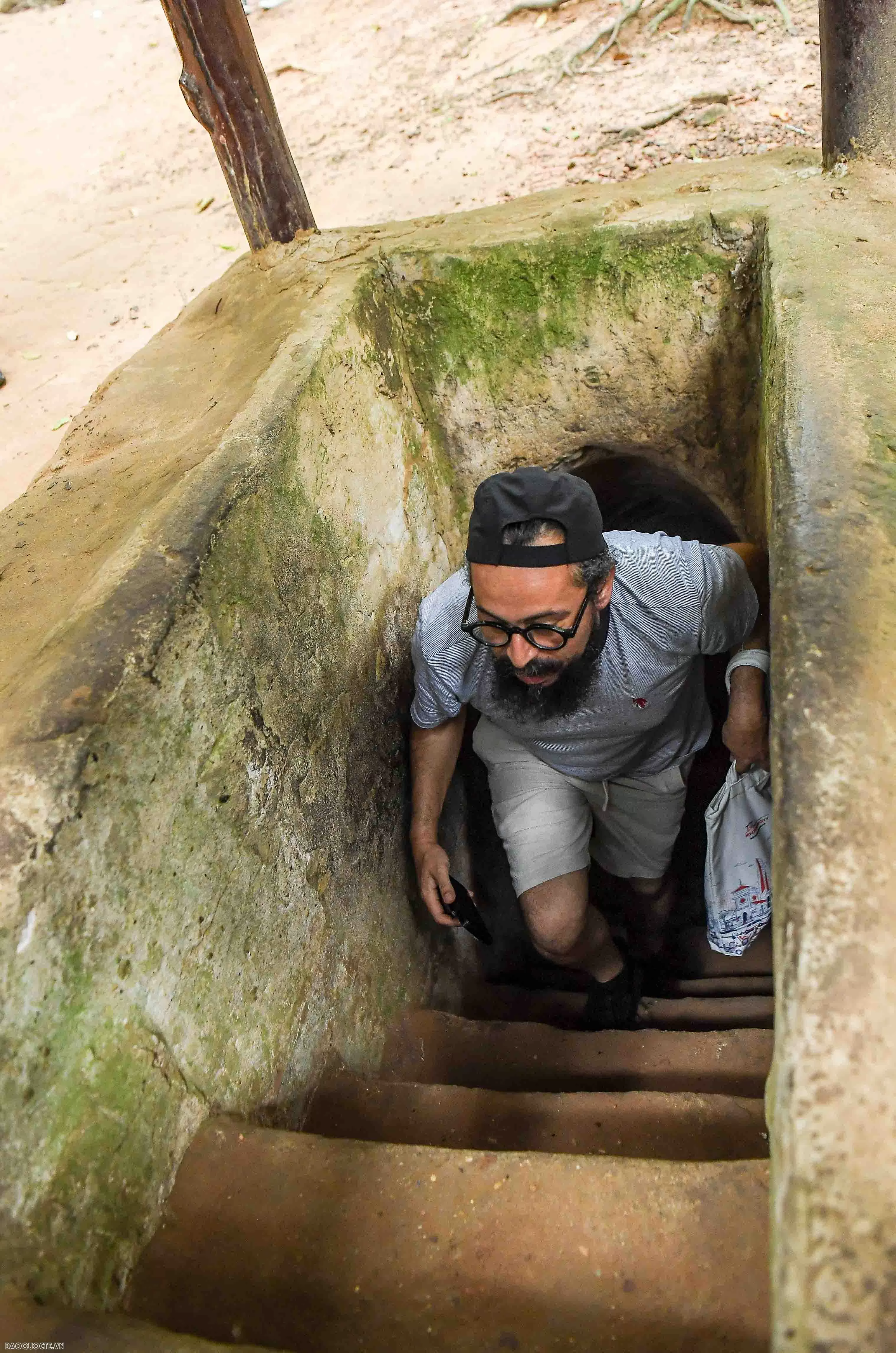 Cựu phóng viên chiến trường tại Việt Nam xuyên địa đạo Củ Chi Cựu phóng viên chiến trường tại Việt Nam xuyên địa đạo Củ Chi