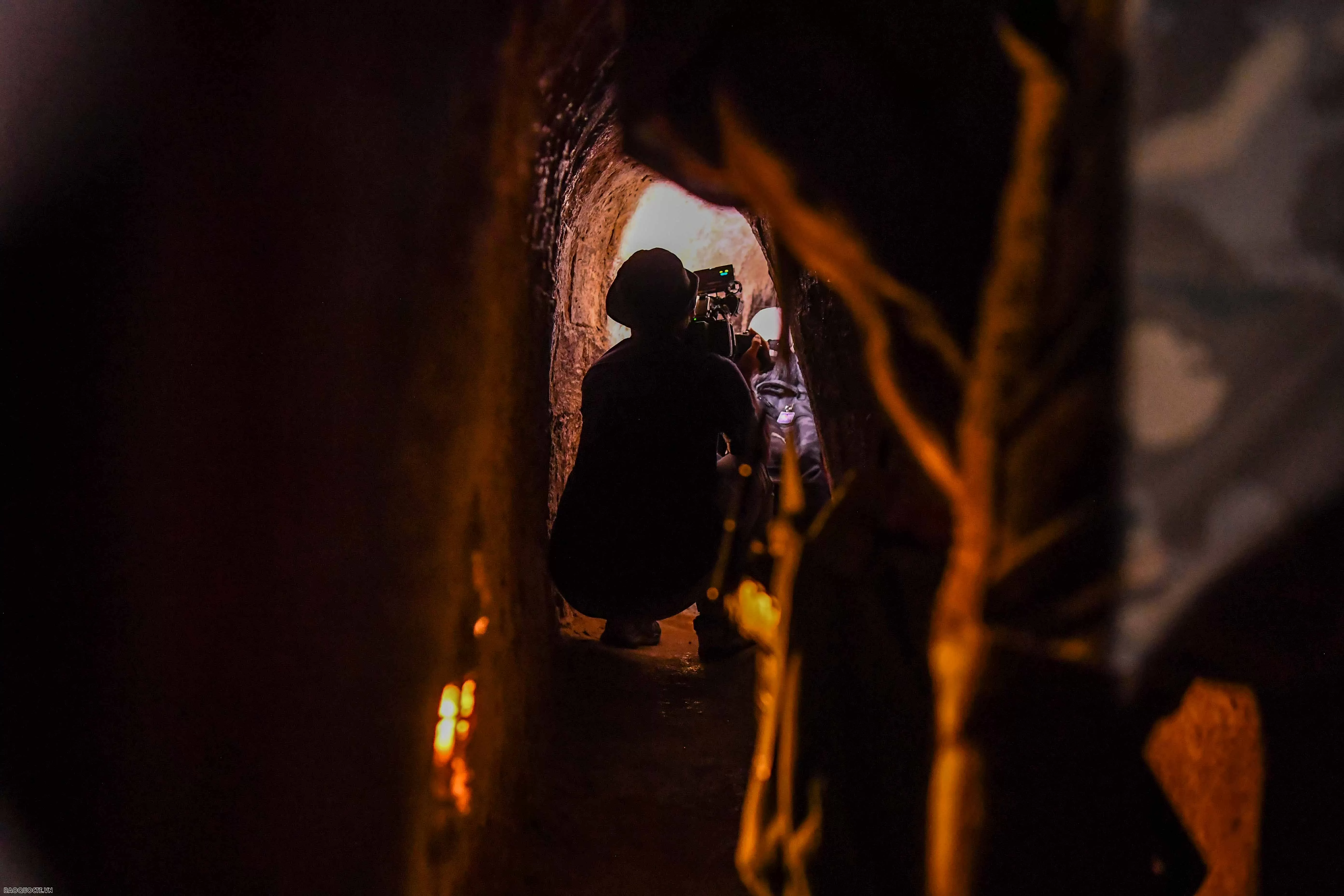 Đặt chân đến Củ Chi, nhiều người không khỏi ngỡ ngàng khi địa đạo vẫn vẹn nguyên cấu trúc ban đầu. Những đường hầm kiên cố, nối dài xuyên suốt lòng đất, tựa như mạch nguồn văn hóa Việt bền bỉ, trường tồn cùng dòng chảy lịch sử.