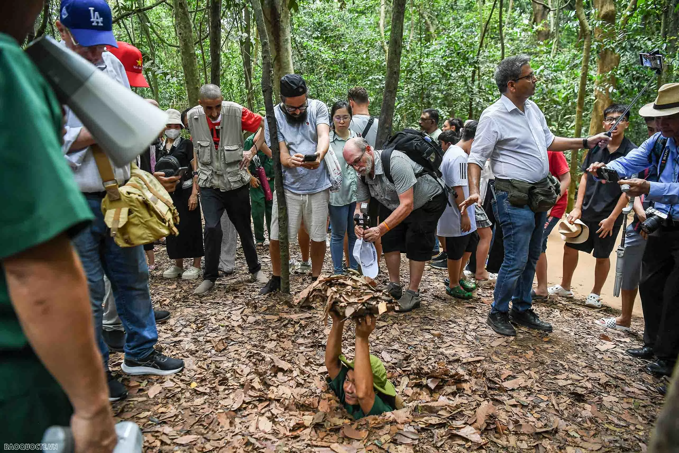 Cựu phóng viên chiến trường tại Việt Nam xuyên địa đạo Củ Chi