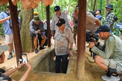 Cựu phóng viên chiến trường tại Việt Nam xuyên địa đạo Củ Chi