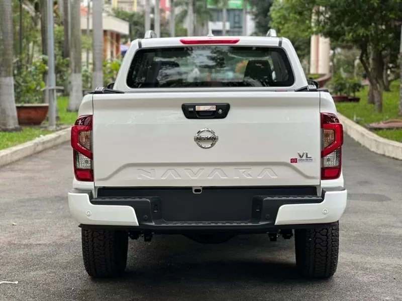 Nissan bản Navara EL tiêu chuẩn cũng nhận được ưu đãi 56 triệu đồng, giá xe sau ưu đãi chỉ còn 629 triệu đồng