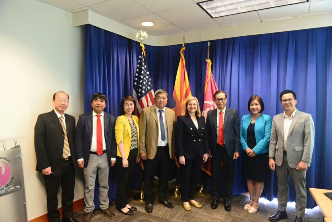 Tổng Lãnh sự Hoàng Anh Tuấn cùng Đoàn công tác chụp ảnh lưu niệm với Thị trưởng Kate Gallego tại toà nhà Phoenix City Hall. (Nguồn: Lãnh sự quán Việt Nam tại San Francisco) Tổng Lãnh sự Hoàng Anh Tuấn cùng Đoàn công tác chụp ảnh lưu niệm với Thị trưởng Kate Gallego tại toà nhà Phoenix City Hall. (Nguồn: Lãnh sự quán Việt Nam tại San Francisco)