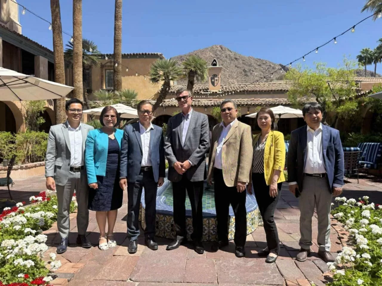 Ảnh: Tổng Lãnh sự Hoàng Anh Tuấn cùng Đoàn công tác chụp ảnh với Steven G. Zylstra, Chủ tịch kiêm CEO của AZTC. (Nguồn: Lãnh sự quán Việt Nam tại San Francisco) Ảnh: Tổng Lãnh sự Hoàng Anh Tuấn cùng Đoàn công tác chụp ảnh với Steven G. Zylstra, Chủ tịch kiêm CEO của AZTC. (Nguồn: Lãnh sự quán Việt Nam tại San Francisco)