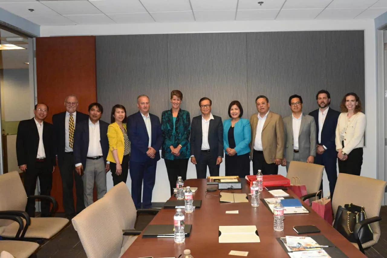 Ảnh: Tổng Lãnh sự Hoàng Anh Tuấn cùng Đoàn công tác và Tiến sĩ Sally C. Morton, Phó Chủ tịch điều hành của Research and Knowledge Enterprise thuộc Trường Đại học bang Arizona. (Nguồn: Lãnh sự quán Việt Nam tại San Francisco) Ảnh: Tổng Lãnh sự Hoàng Anh Tuấn cùng Đoàn công tác và Tiến sĩ Sally C. Morton, Phó Chủ tịch điều hành của Research and Knowledge Enterprise thuộc Trường Đại học bang Arizona. (Nguồn: Lãnh sự quán Việt Nam tại San Francisco)