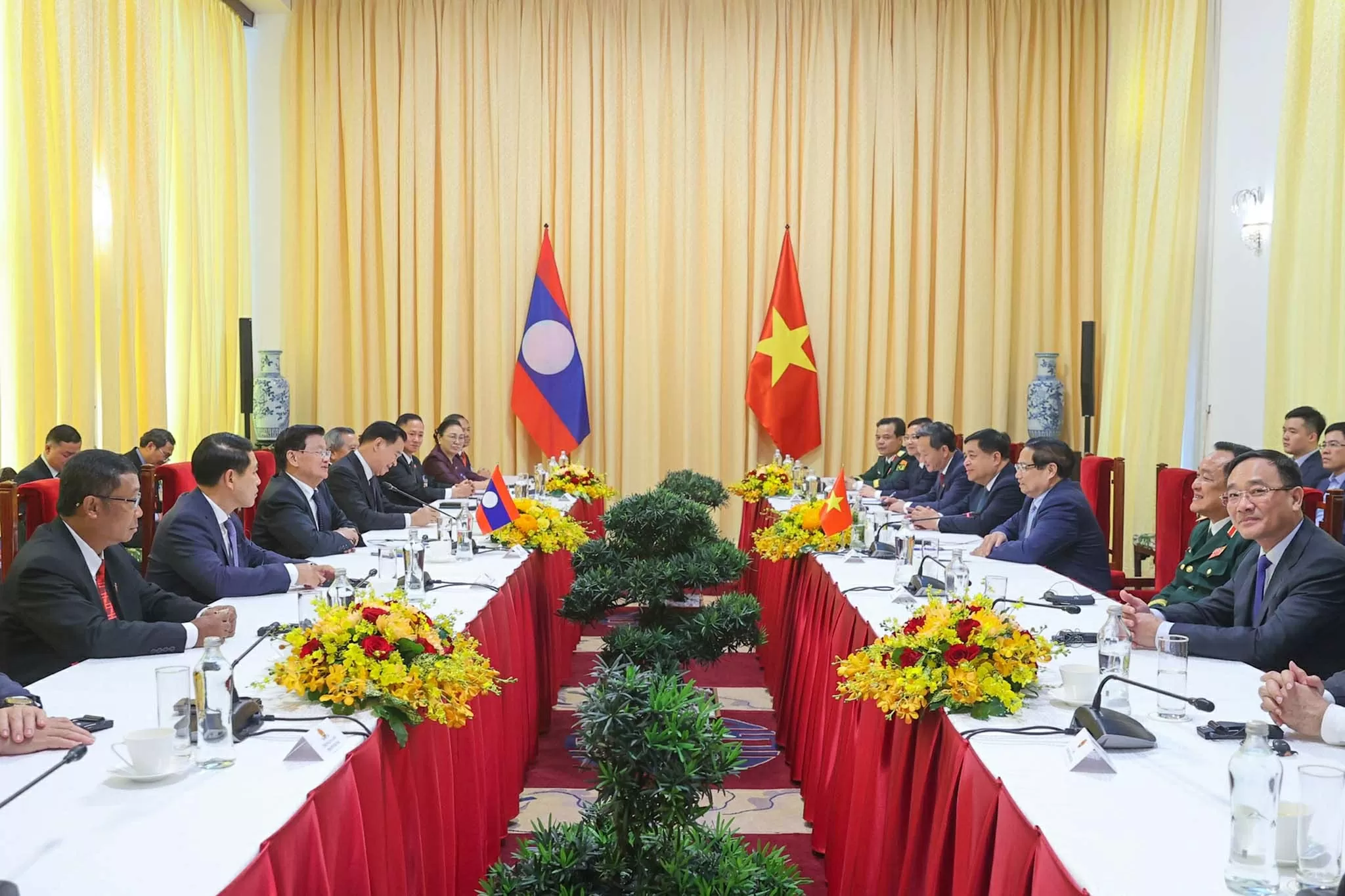 Việt Nam luôn dành ưu tiên cao nhất cho mối quan hệ đoàn kết đặc biệt, hiếm có với Lào Việt Nam luôn dành ưu tiên cao nhất cho mối quan hệ đoàn kết đặc biệt, hiếm có với Lào