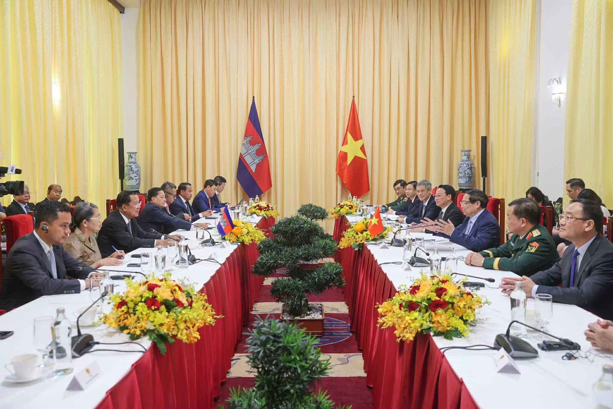 Thủ tướng Phạm Minh Chính gặp Chủ tịch CPP, Chủ tịch Thượng viện Campuchia Hun Sen