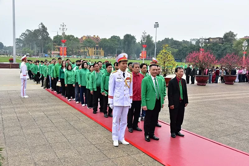 Doanh nhân Hồ Huy - Chủ tịch Tập đoàn Mai Linh (hàng đầu, áo vest xanh) cùng tập thể cán bộ, nhân viên Mai Linh dâng hương tưởng niệm Chủ tịch Hồ Chí Minh tại Lăng Bác. Doanh nhân Hồ Huy - Chủ tịch Tập đoàn Mai Linh (hàng đầu, áo vest xanh) cùng tập thể cán bộ, nhân viên Mai Linh dâng hương tưởng niệm Chủ tịch Hồ Chí Minh tại Lăng Bác.