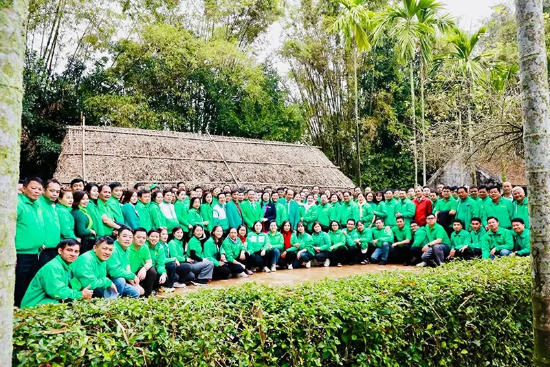 Tập thể cán bộ, nhân viên Tập đoàn Mai Linh trong hành trình về nguồn tại Khu di tích lịch sử Kim Liên - quê hương Chủ tịch Hồ Chí Minh tại Nam Đàn, Nghệ An.