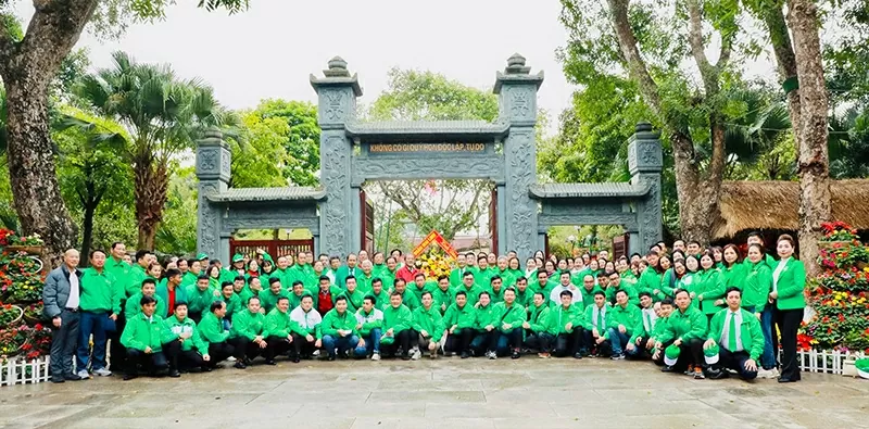 Đoàn chụp ảnh lưu niệm tại cổng khu di tích lịch sử làng Sen - quê nội của Bác.