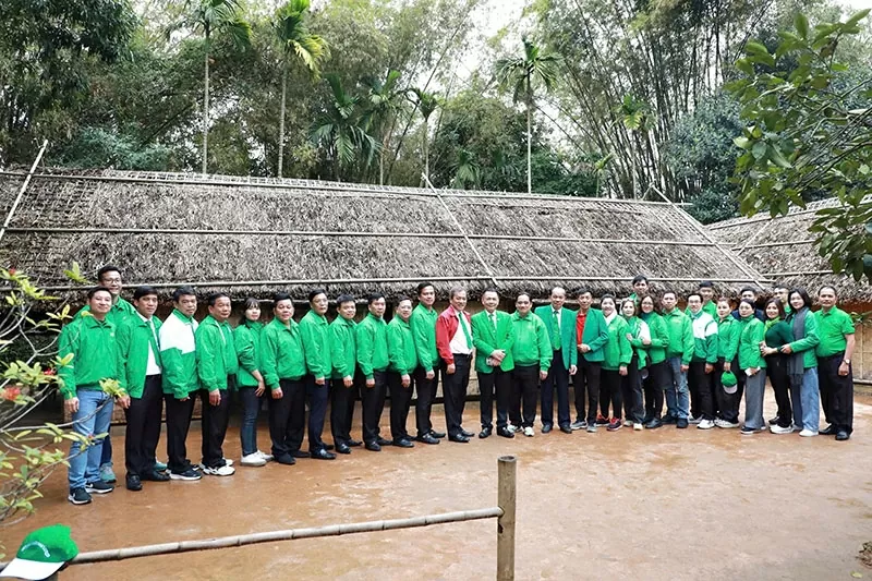 Chủ tịch Hồ Huy cùng tập thể cán bộ, nhân viên Mai Linh chụp ảnh lưu niệm tại Khu di tích lịch sử Kim Liên - quê Bác.
