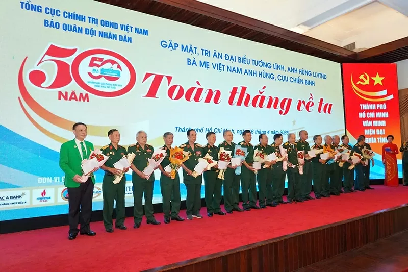 Doanh nhân Hồ Huy áo vest xanh trong Chương trình “Gặp mặt, tri ân đại biểu, tướng lĩnh, Anh hùng LLVTND, Bà mẹ Việt Nam anh hùng, cựu chiến binh”.
