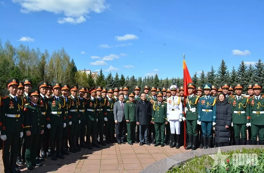 Đoàn Quân đội nhân dân Việt Nam tham gia Lễ duyệt binh tại Quảng trường Đỏ: Đại sứ Việt Nam tại Nga thăm động viên Đại sứ Việt Nam tại Nga thăm động viên Đoàn Quân đội nhân dân Việt Nam tham gia Lễ duyệt binh tại Quảng trường Đỏ