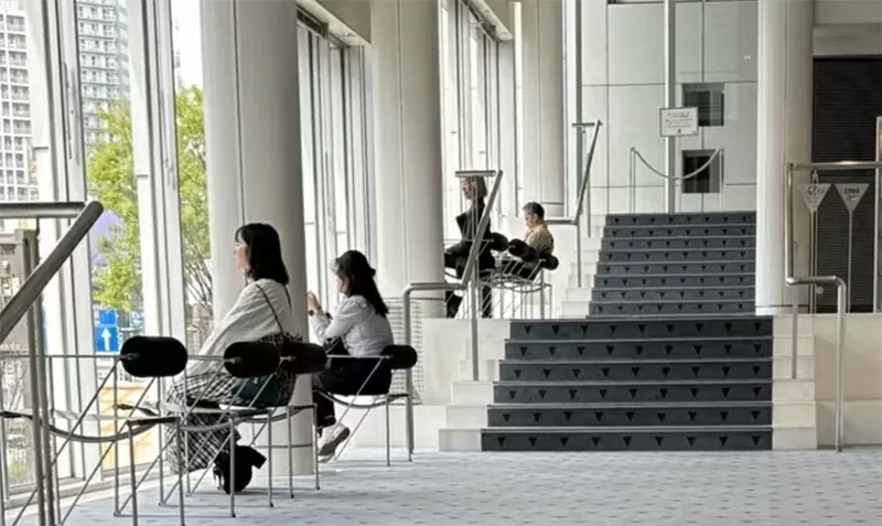 Những không gian chung như thế này ở trung tâm Tokyo dường như được thiết kế dành cho những người muốn ở một mình. (Ảnh của Kaori Shoji)