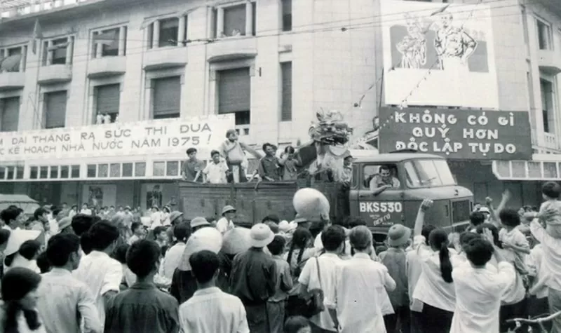 Nhà báo Hungary viết về ngày ’độc nhất vô nhị’ ở Việt Nam Nhà báo Hungary viết về ngày ’độc nhất vô nhị’ ở Việt Nam