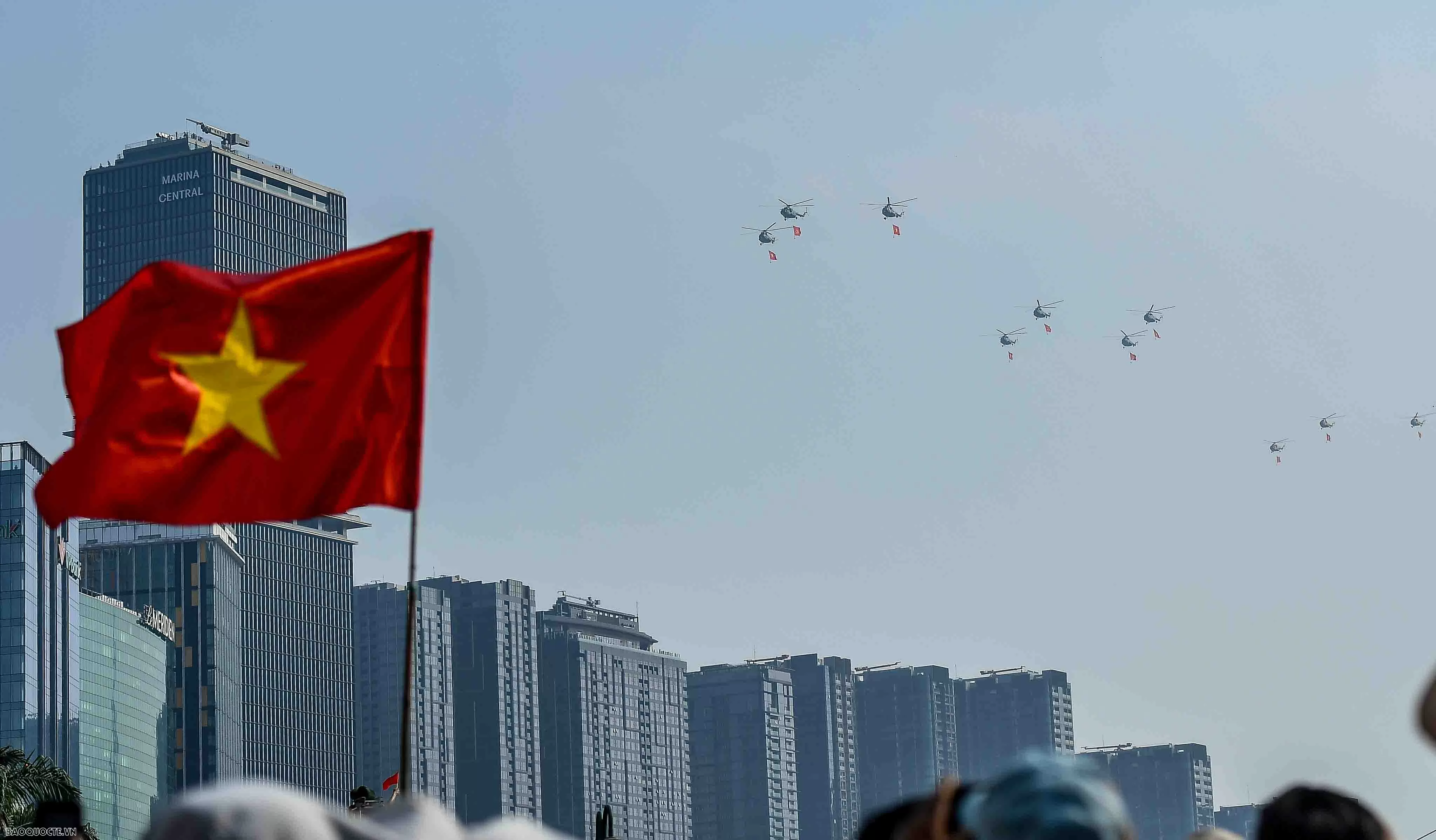 Hình ảnh Su-30MK2 và trực thăng trên bầu trời mang tên Bác 'Hổ mang chúa' Su-30MK2 trình diễn bắn đạn nhiễu trên bầu trời thành phố mang tên Bác