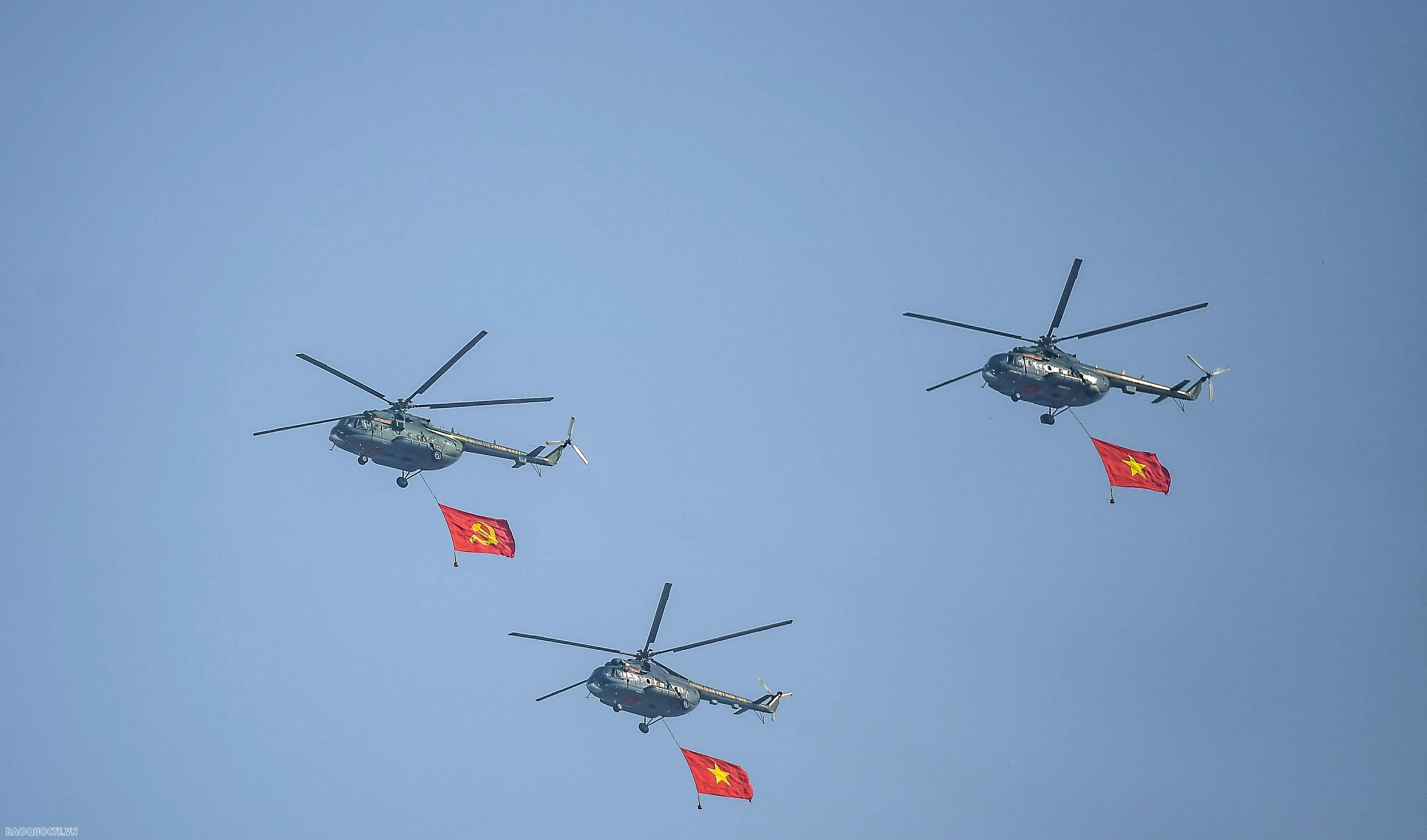 'Hổ mang chúa' Su-30MK2 trình diễn bắn đạn nhiễu trên bầu trời thành phố mang tên Bác