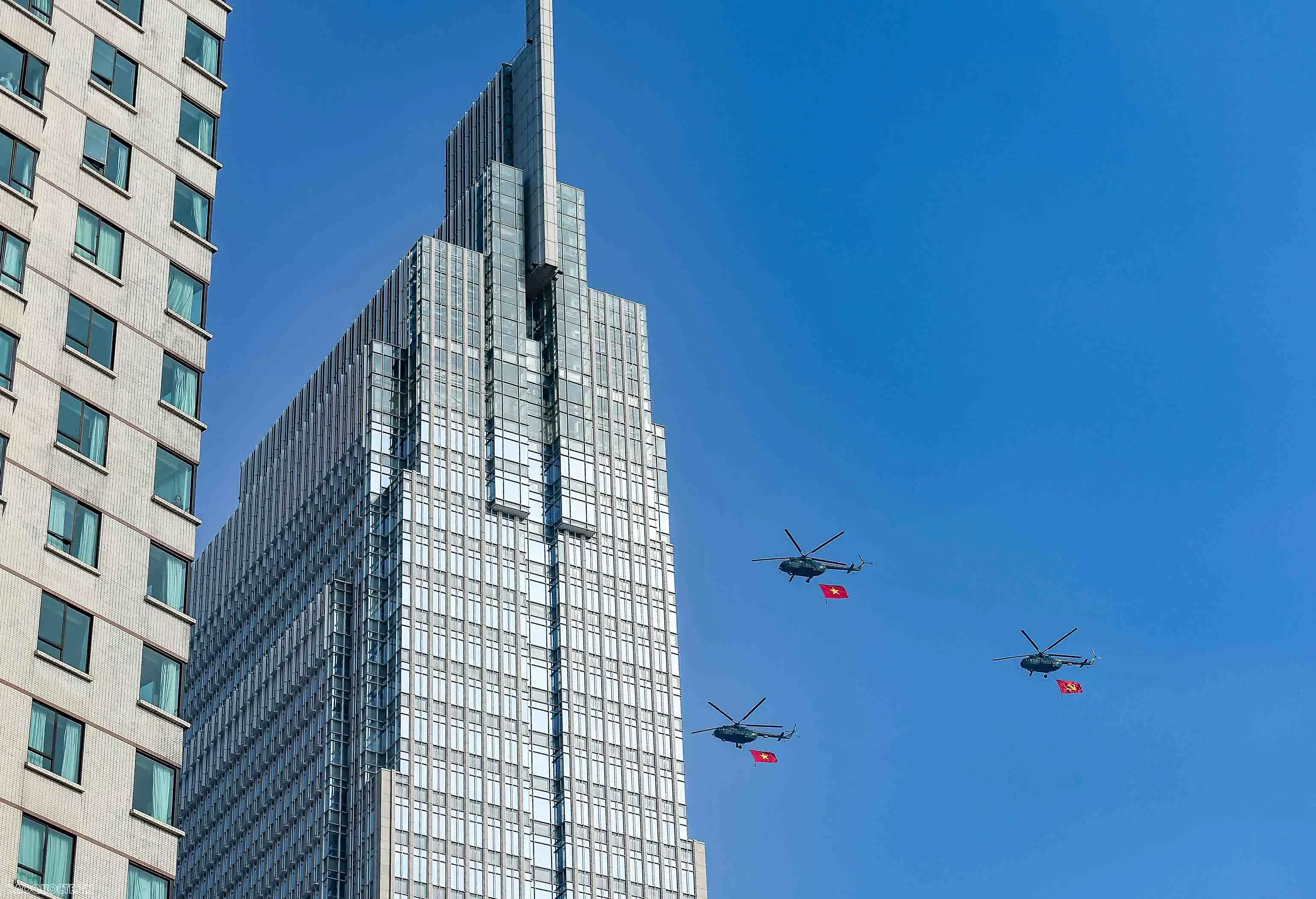 'Hổ mang chúa' Su-30MK2 trình diễn bắn đạn nhiễu trên bầu trời thành phố mang tên Bác