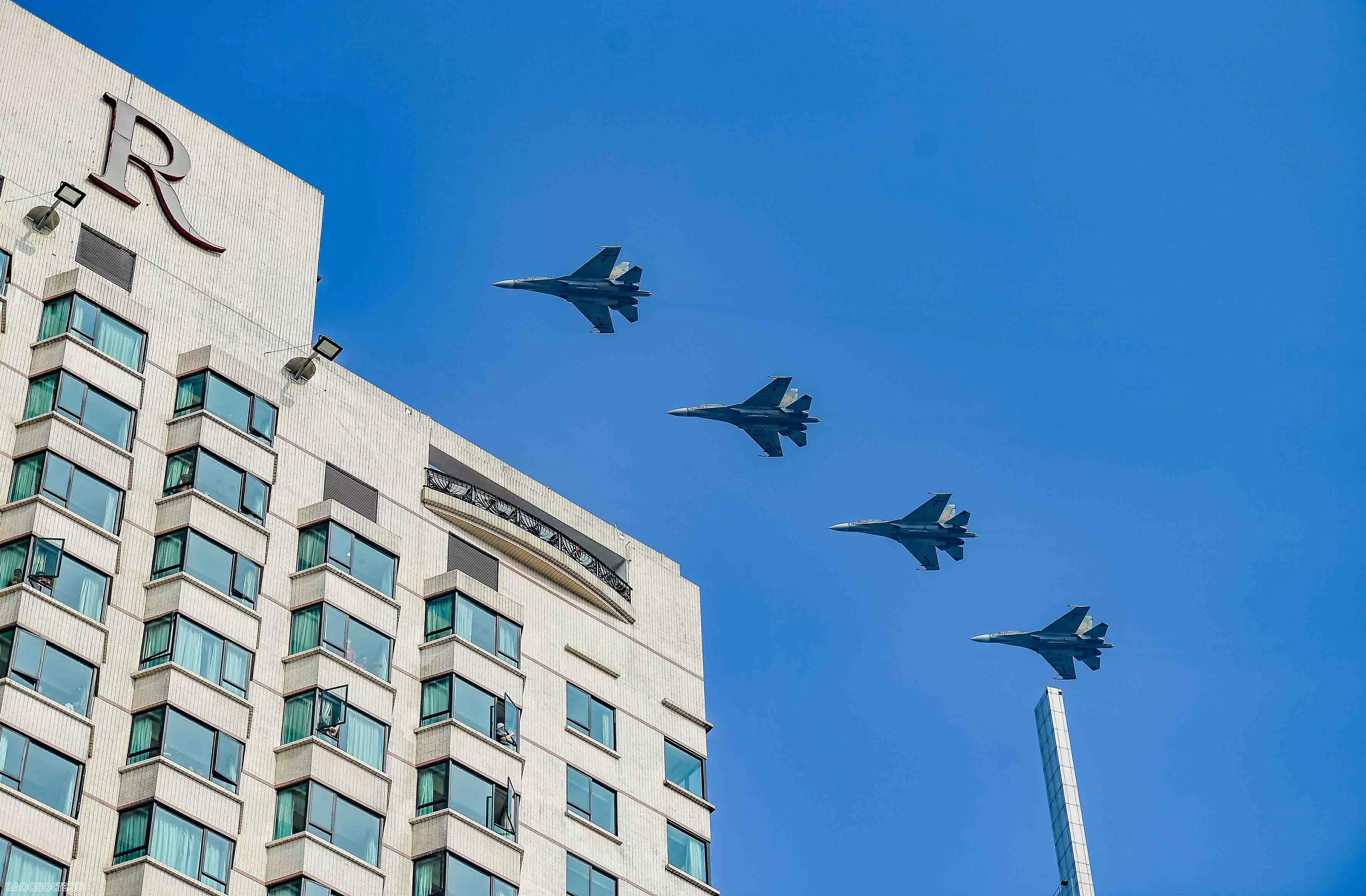 'Hổ mang chúa' Su-30MK2 trình diễn bắn đạn nhiễu trên bầu trời thành phố mang tên Bác
