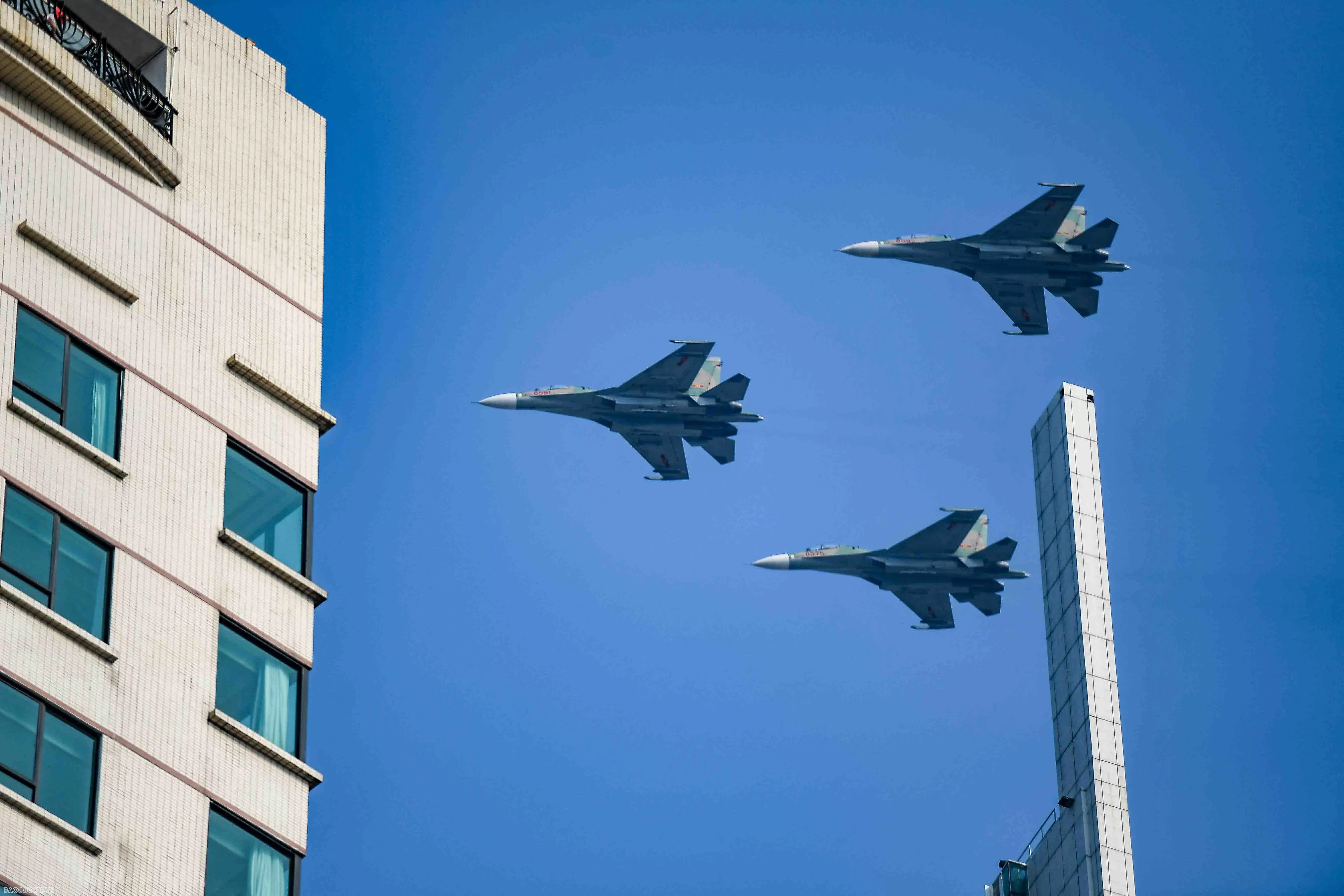 'Hổ mang chúa' Su-30MK2 trình diễn bắn đạn nhiễu trên bầu trời thành phố mang tên Bác