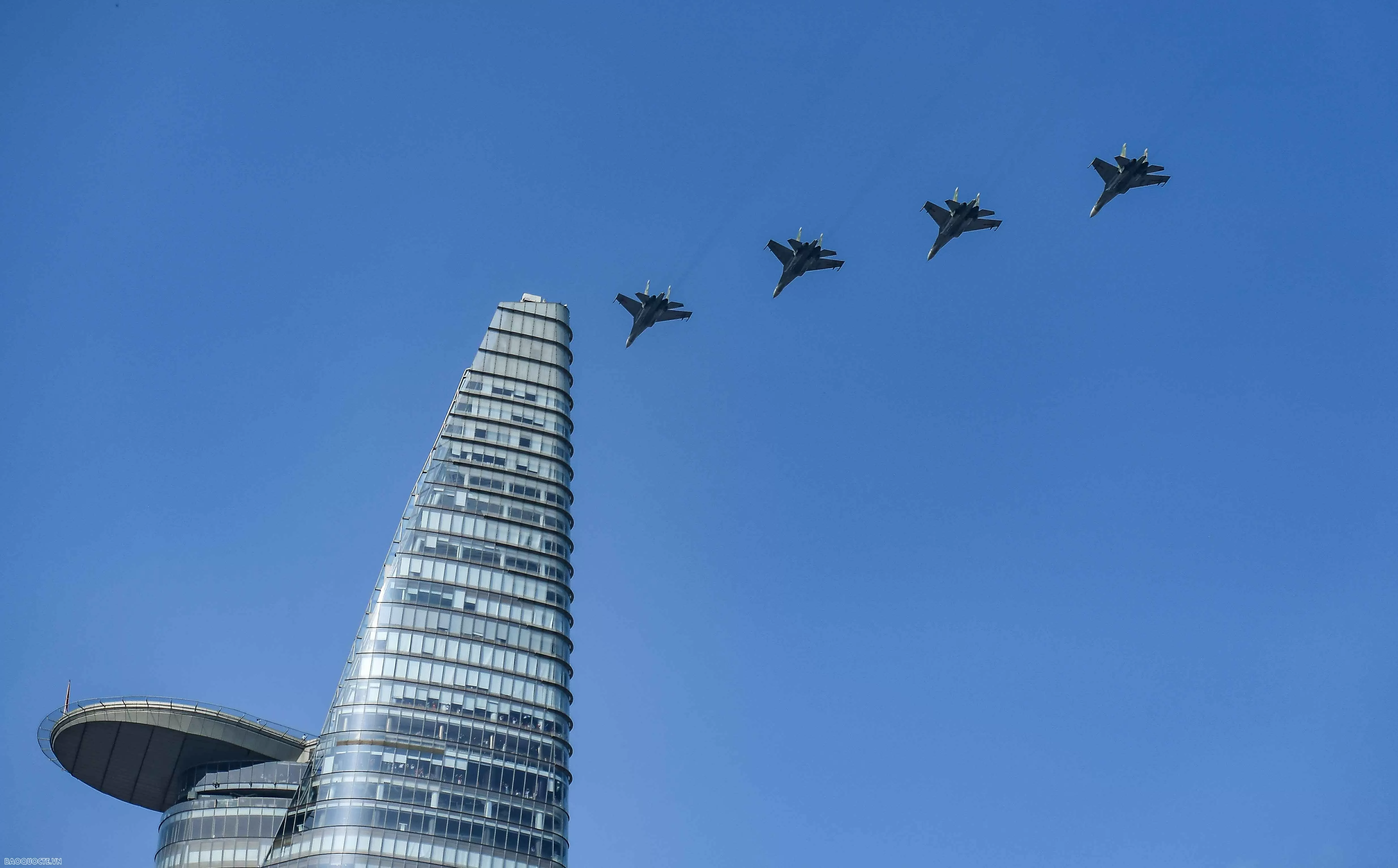 Hình ảnh Su-30MK2 và trực thăng trên bầu trời mang tên Bác 'Hổ mang chúa' Su-30MK2 trình diễn bắn đạn nhiễu trên bầu trời thành phố mang tên Bác