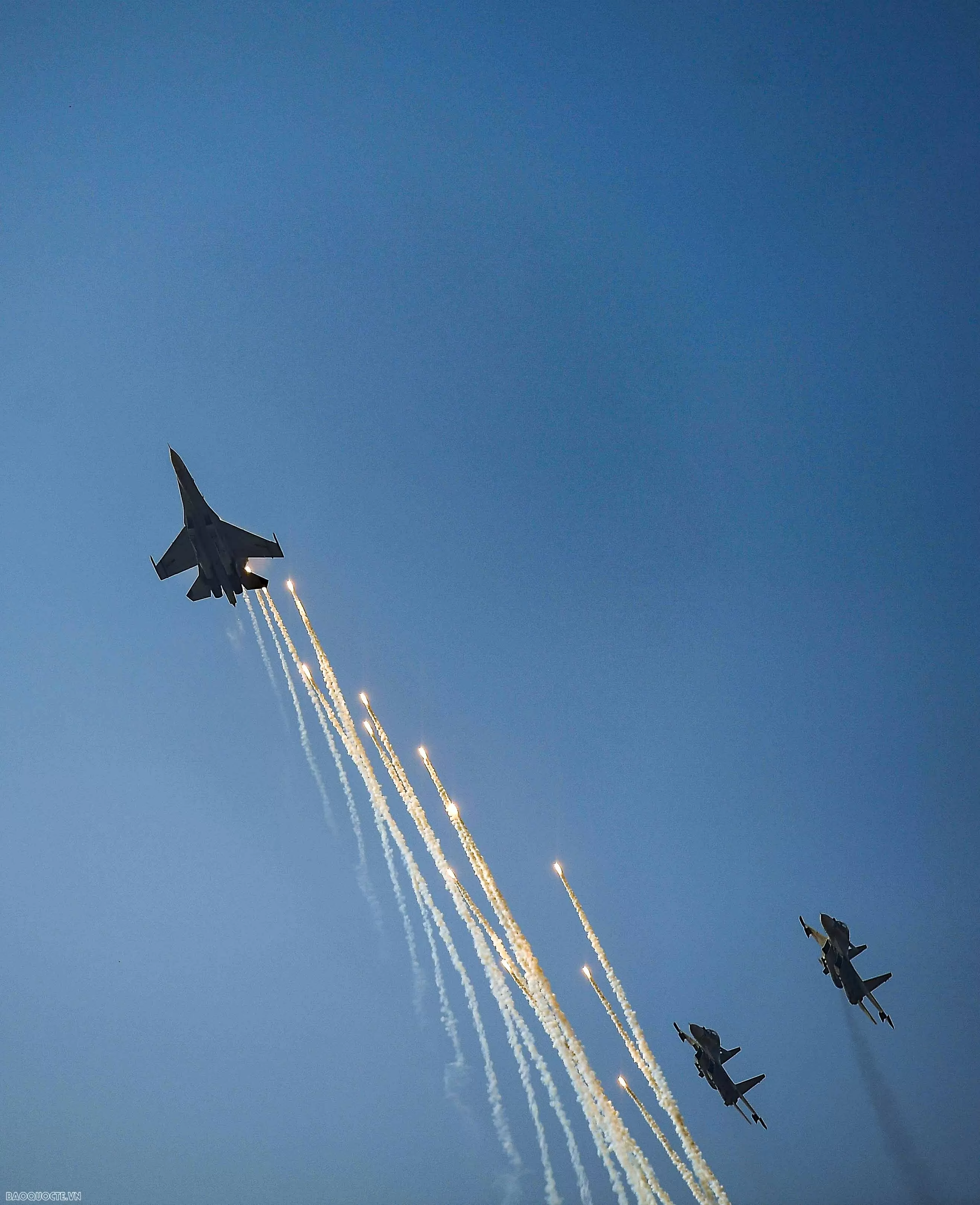 Hình ảnh Su-30MK2 và trực thăng trên bầu trời mang tên Bác 'Hổ mang chúa' Su-30MK2 trình diễn bắn đạn nhiễu trên bầu trời thành phố mang tên Bác