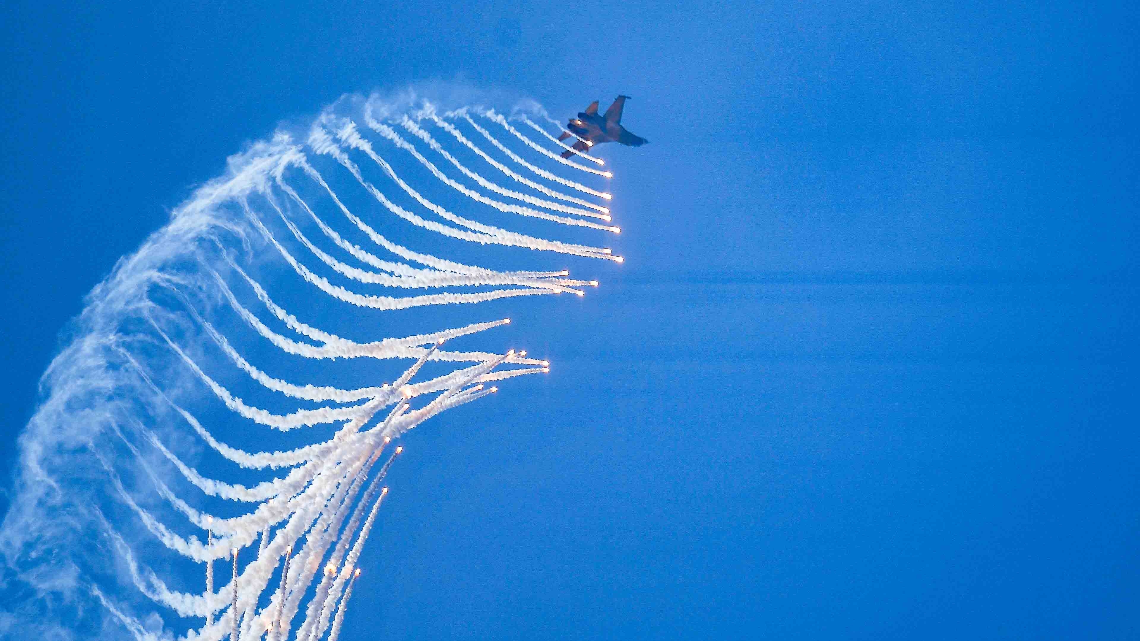 'Hổ mang chúa' Su-30MK2 trình diễn bắn đạn nhiễu trên bầu trời thành phố mang tên Bác