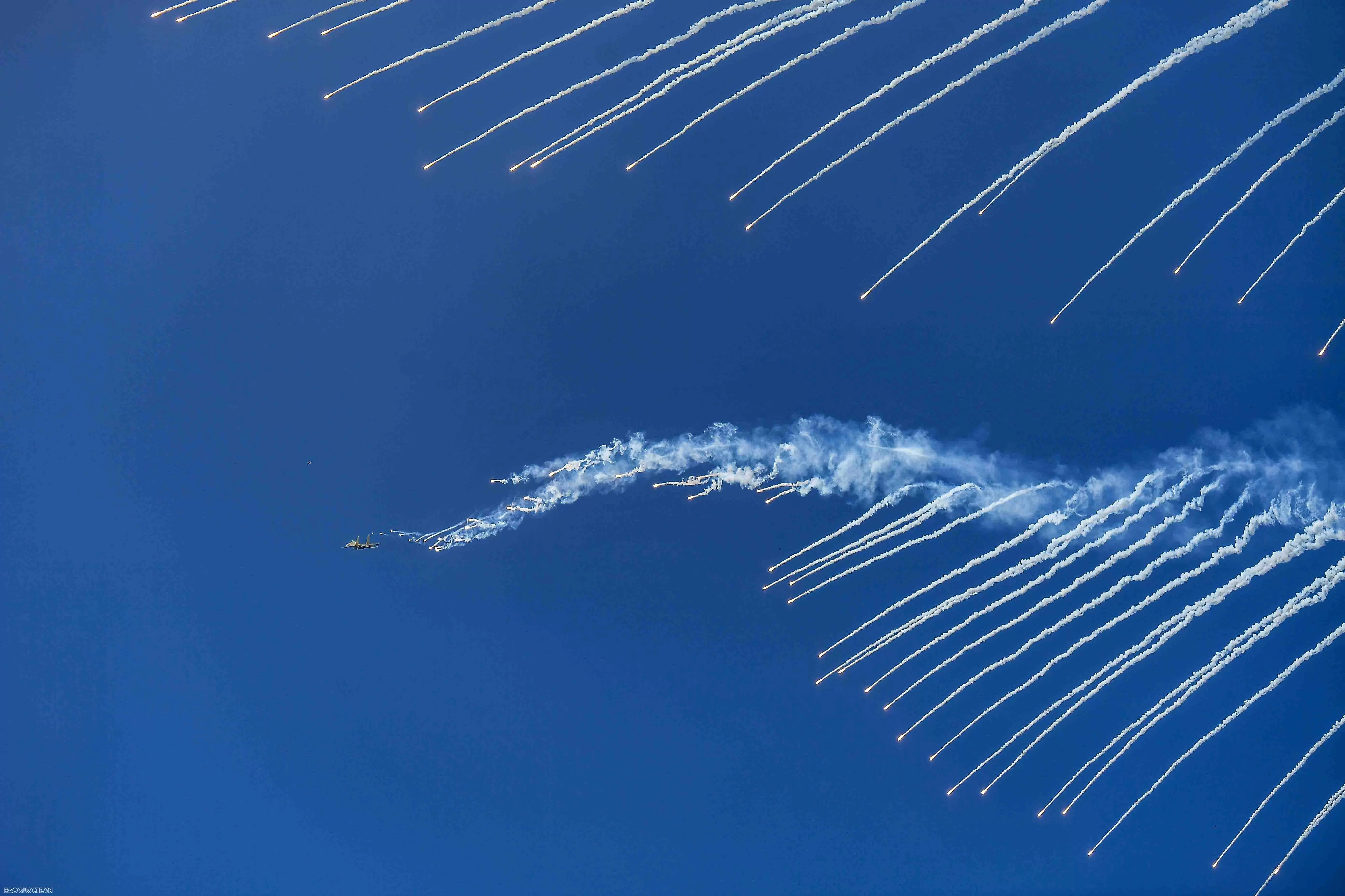 'Hổ mang chúa' Su-30MK2 trình diễn bắn đạn nhiễu trên bầu trời thành phố mang tên Bác