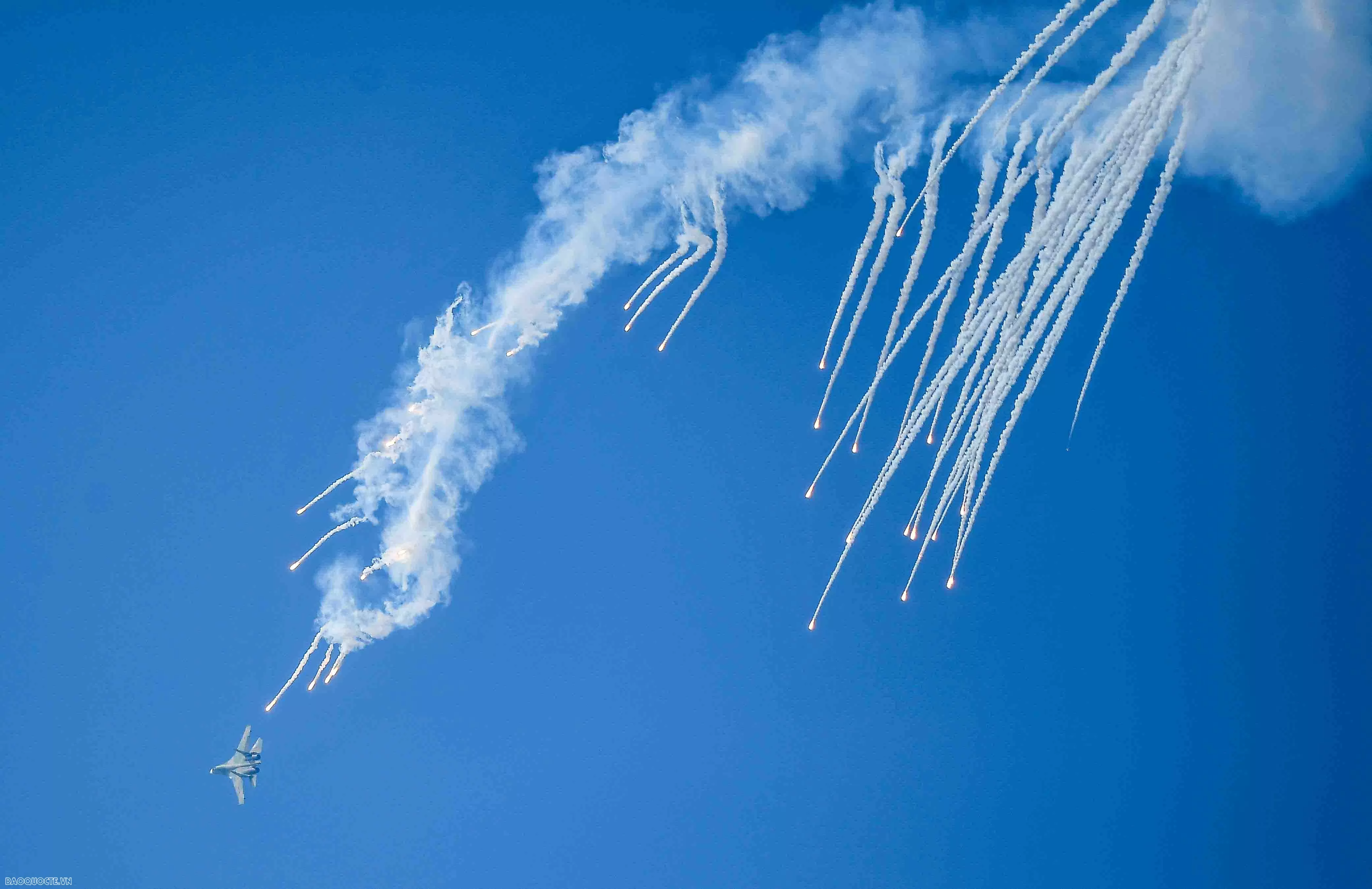 Hình ảnh Su-30MK2 và trực thăng trên bầu trời mang tên Bác 'Hổ mang chúa' Su-30MK2 trình diễn bắn đạn nhiễu trên bầu trời thành phố mang tên Bác