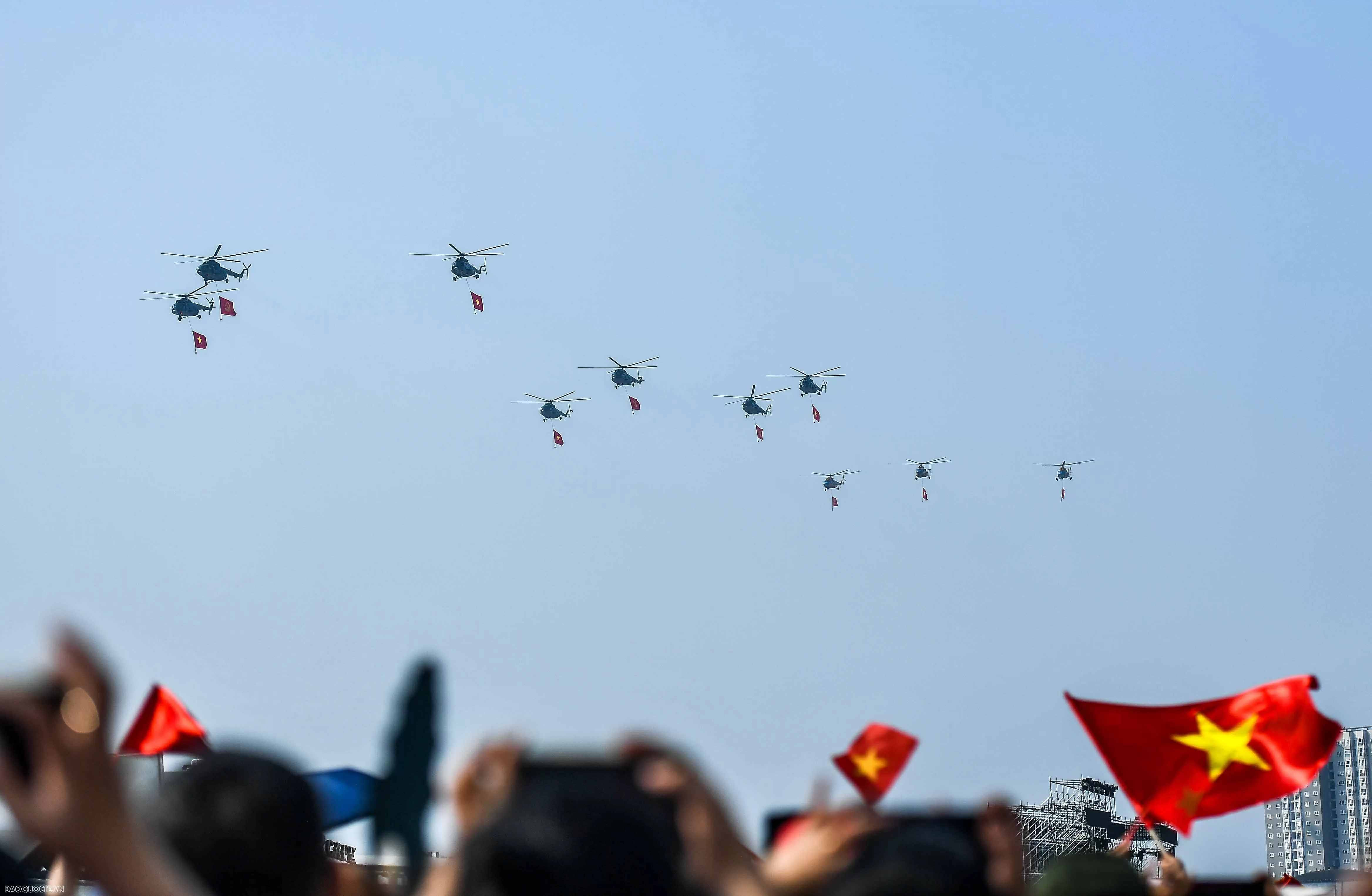 Hình ảnh Su-30MK2 và trực thăng trên bầu trời mang tên Bác