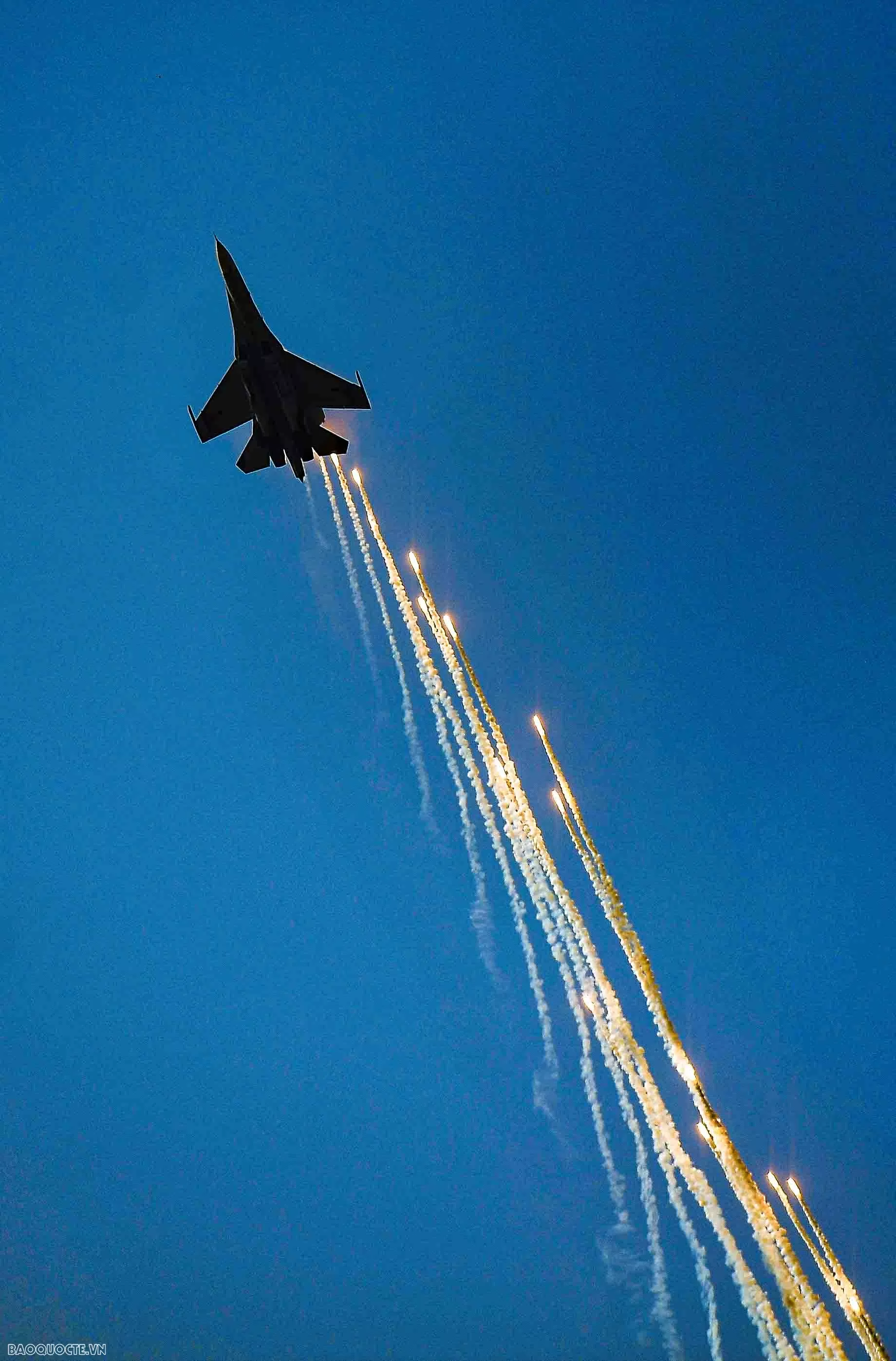 Hình ảnh Su-30MK2 và trực thăng trên bầu trời mang tên Bác 'Hổ mang chúa' Su-30MK2 trình diễn bắn đạn nhiễu trên bầu trời thành phố mang tên Bác