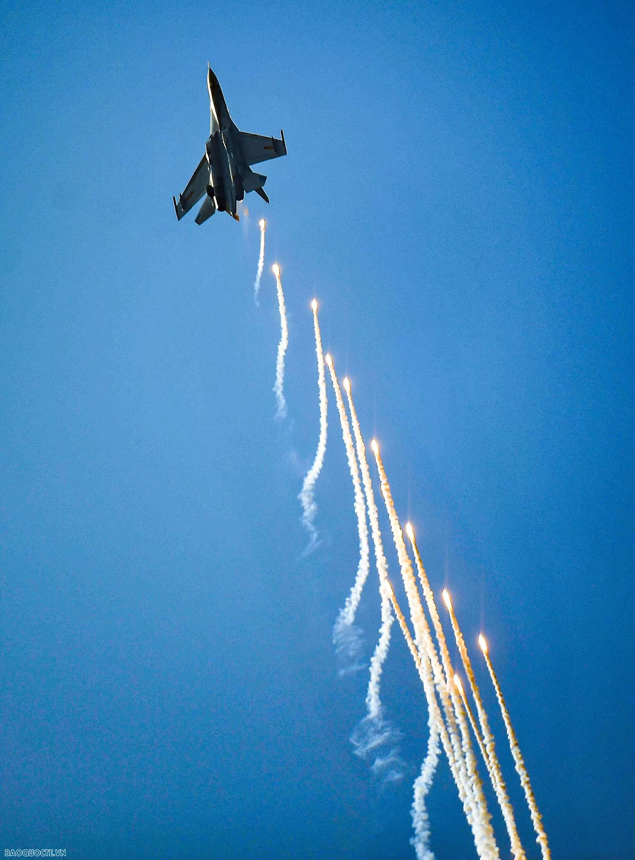 Hình ảnh Su-30MK2 và trực thăng trên bầu trời mang tên Bác 'Hổ mang chúa' Su-30MK2 trình diễn bắn đạn nhiễu trên bầu trời thành phố mang tên Bác