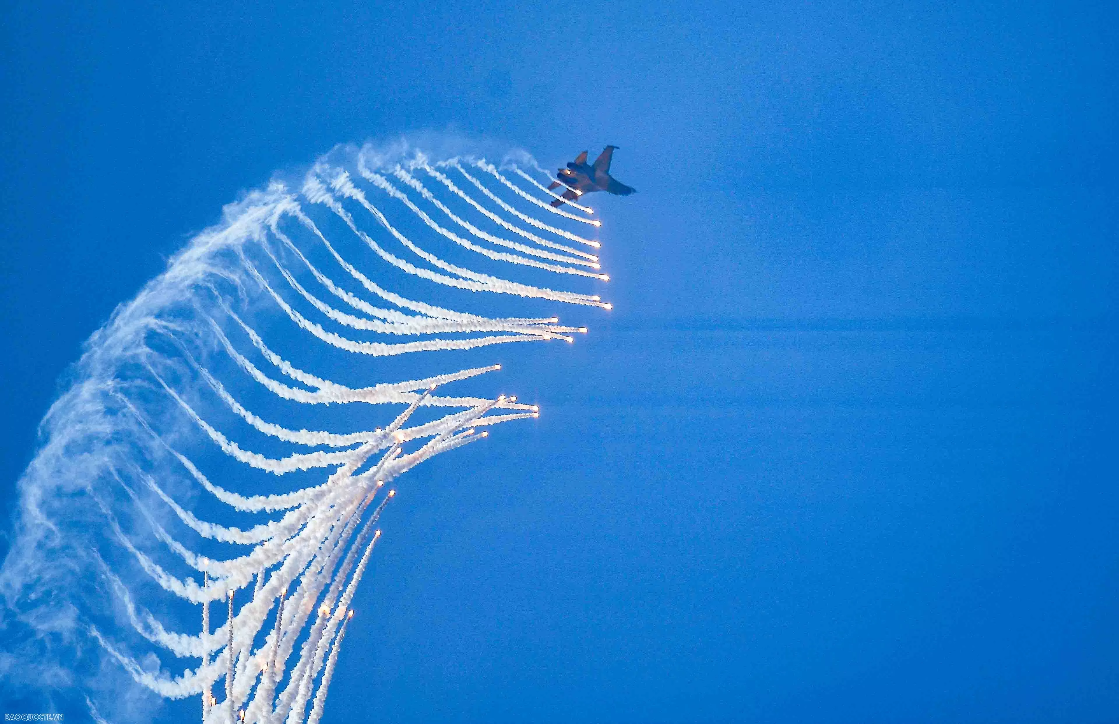 Hình ảnh Su-30MK2 và trực thăng trên bầu trời mang tên Bác 'Hổ mang chúa' Su-30MK2 trình diễn bắn đạn nhiễu trên bầu trời thành phố mang tên Bác