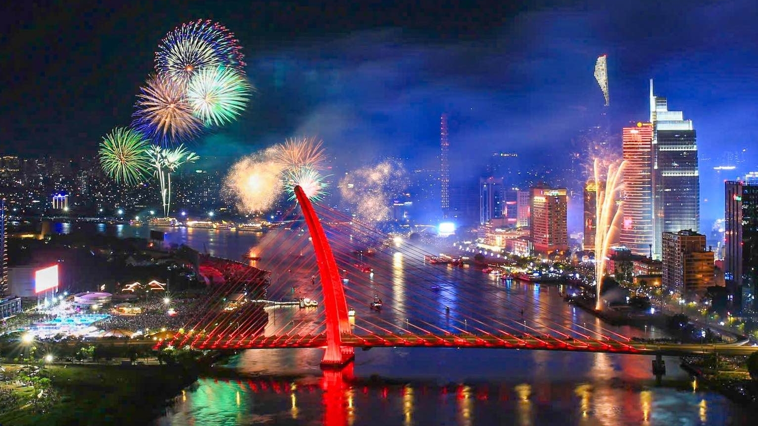 Pháo hoa rực rỡ chào mừng 50 năm thống nhất đất nước